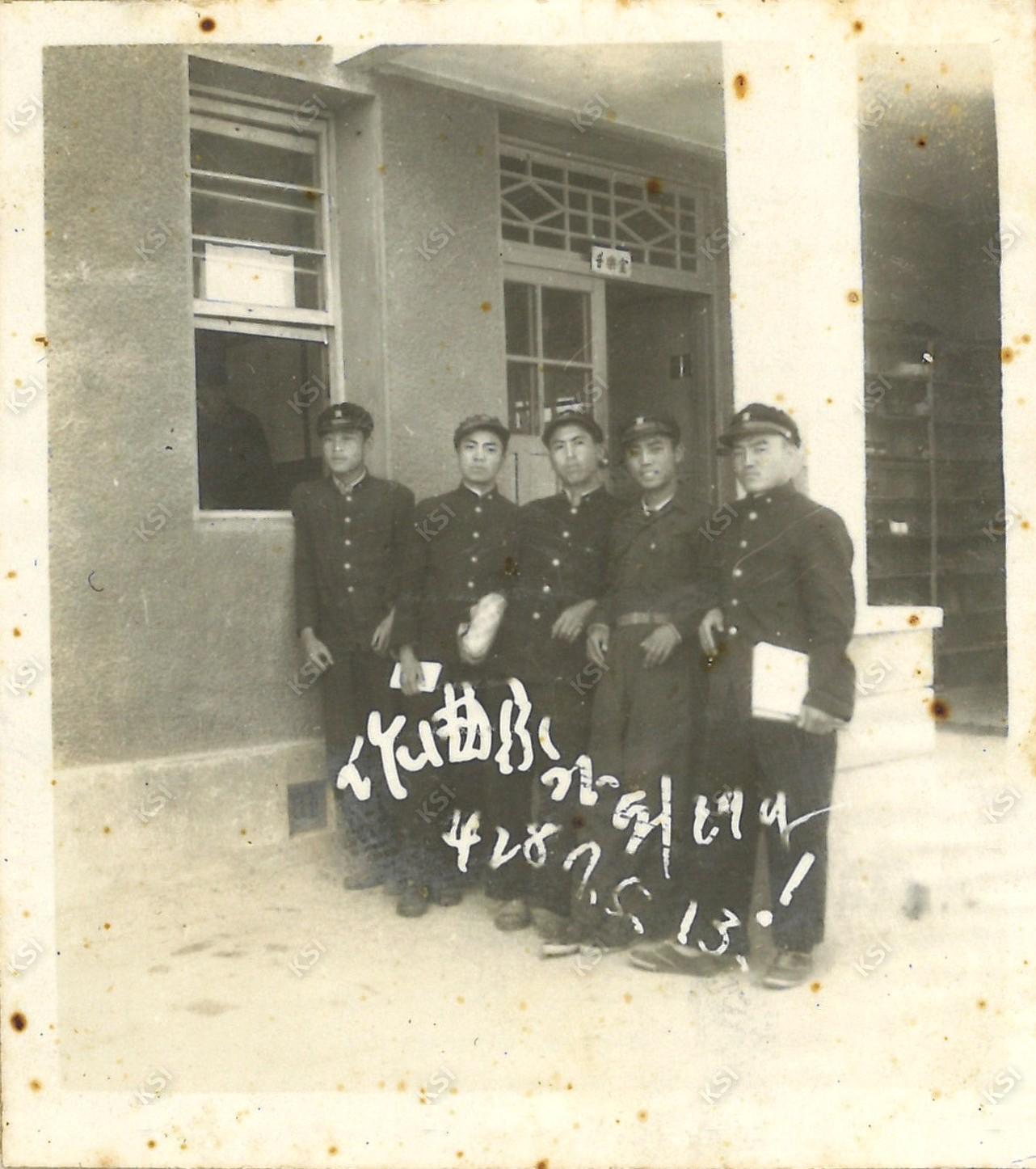 1954년 음악실 앞에서