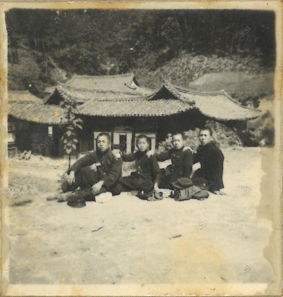 1950년대 한옥 앞에서 친구들과