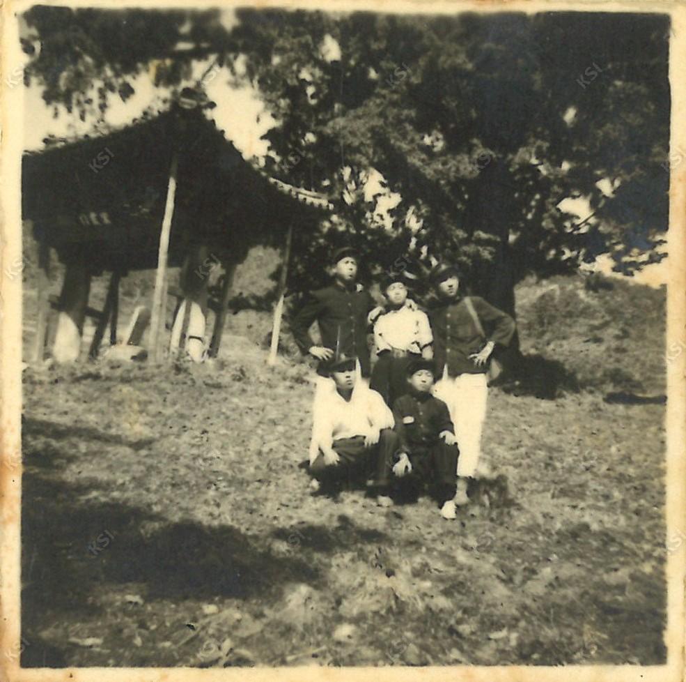 1950년대 광흥사 일주문 앞에서