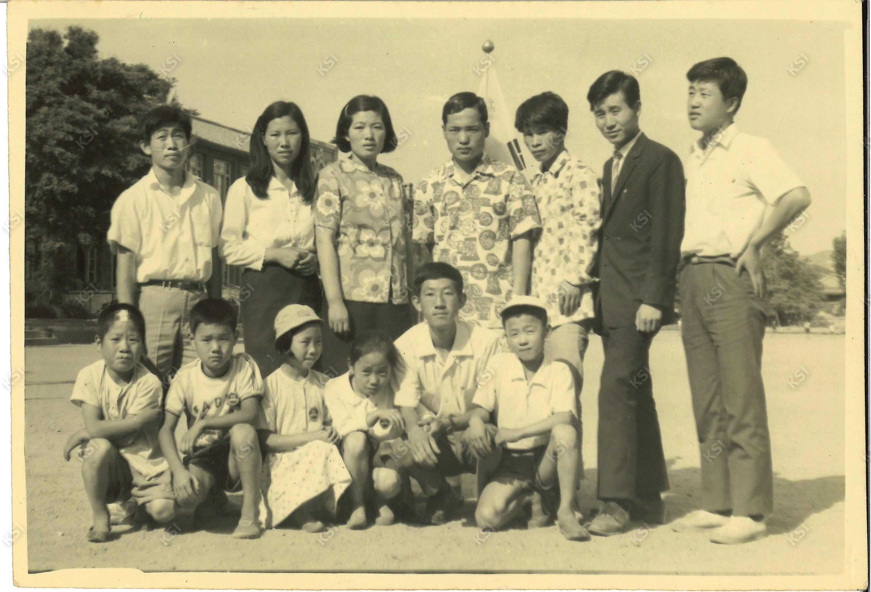 1970년대 구 안동역 앞에서
