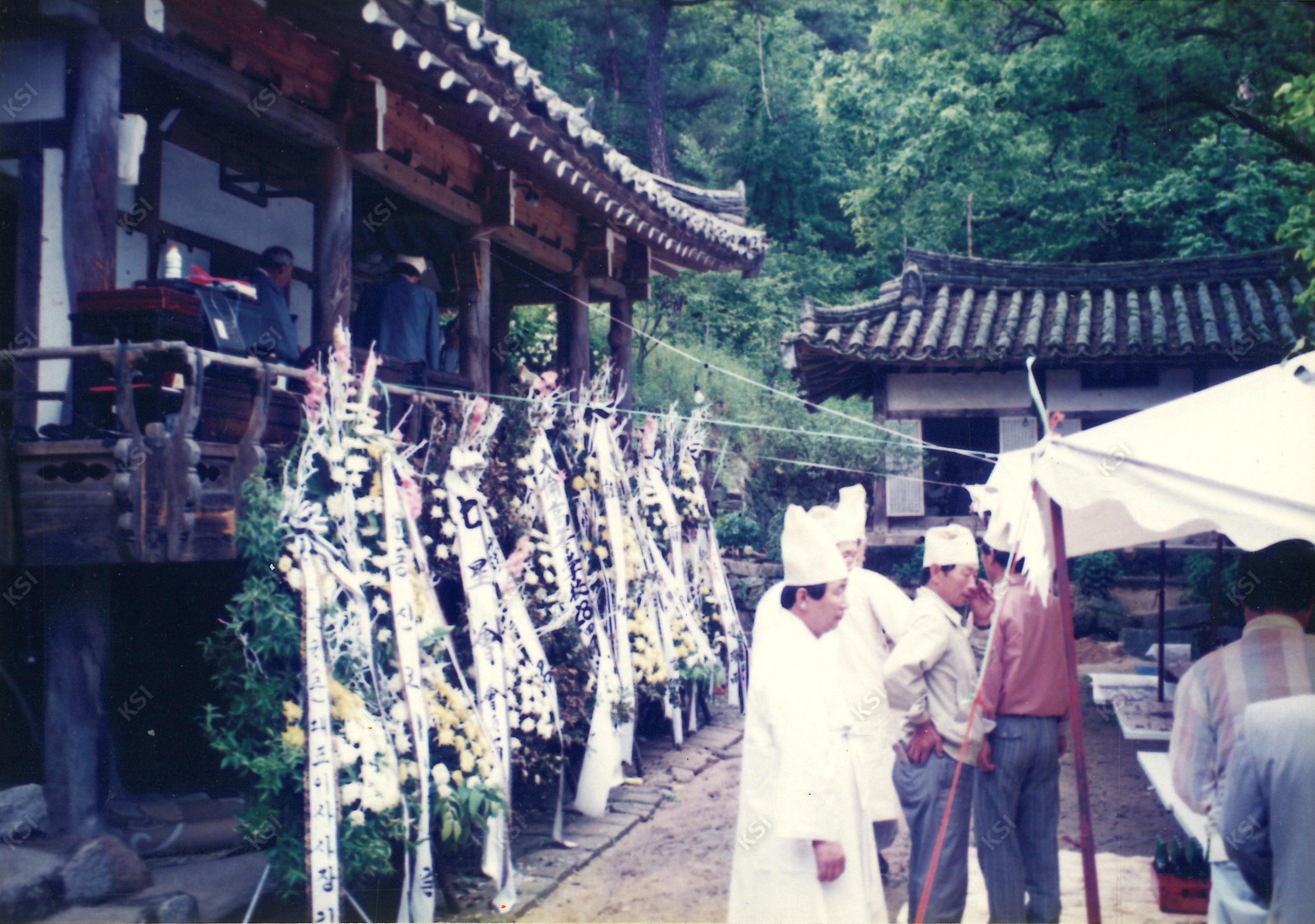 1994년 간재종손 변용대 초상 때 배달된 근조 화환들