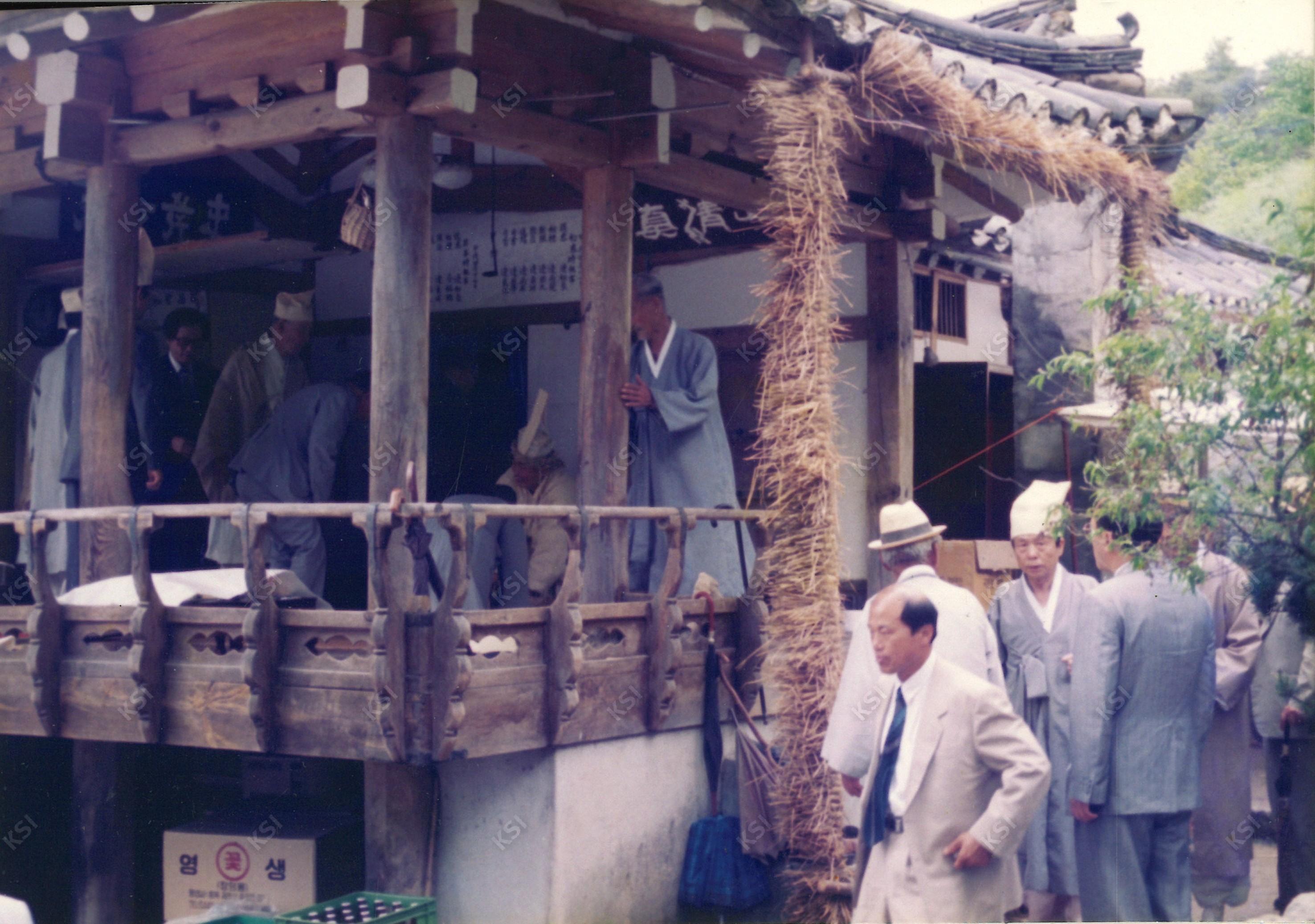 1994년 간재종손 변용대 초상 때 문상객을 맞이하는 상주들