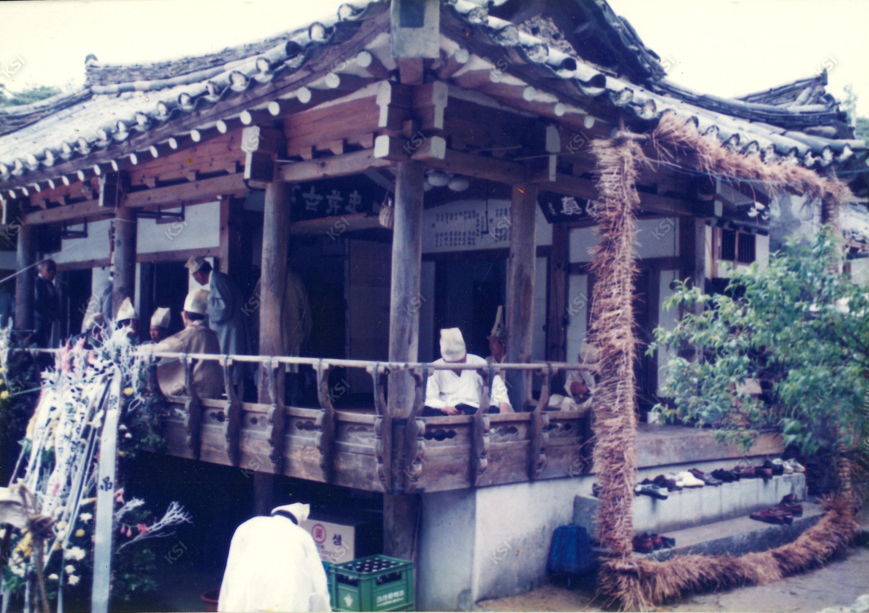 1994년 간재종손 변용대 초상 때 문상객과 상주들