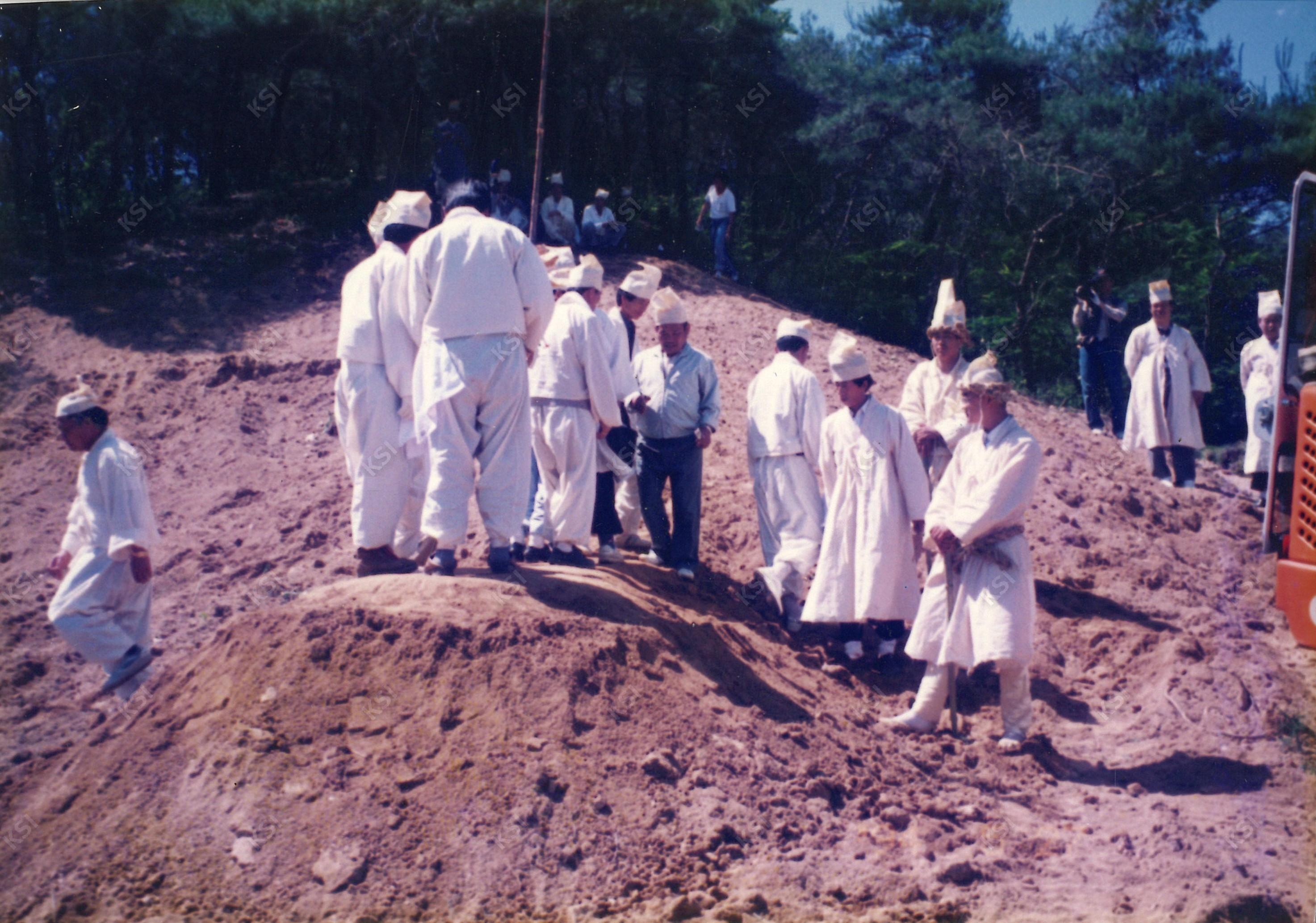 1994년 간재종손 변용대 장례 때 봉분 조성