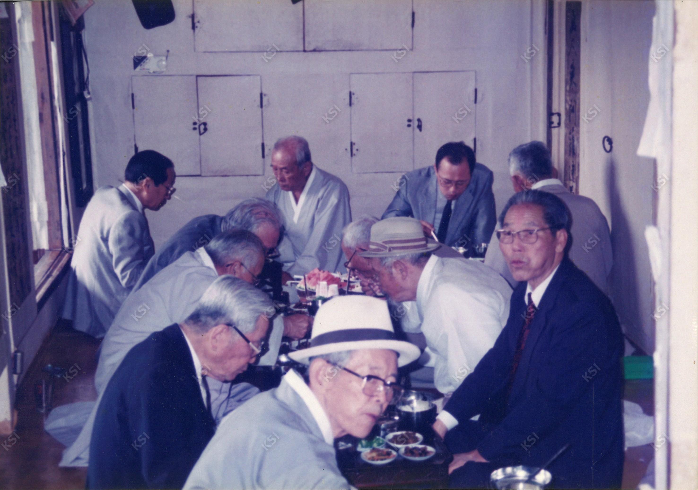 1994년 간재종손 변용대 초상 때 문상객들