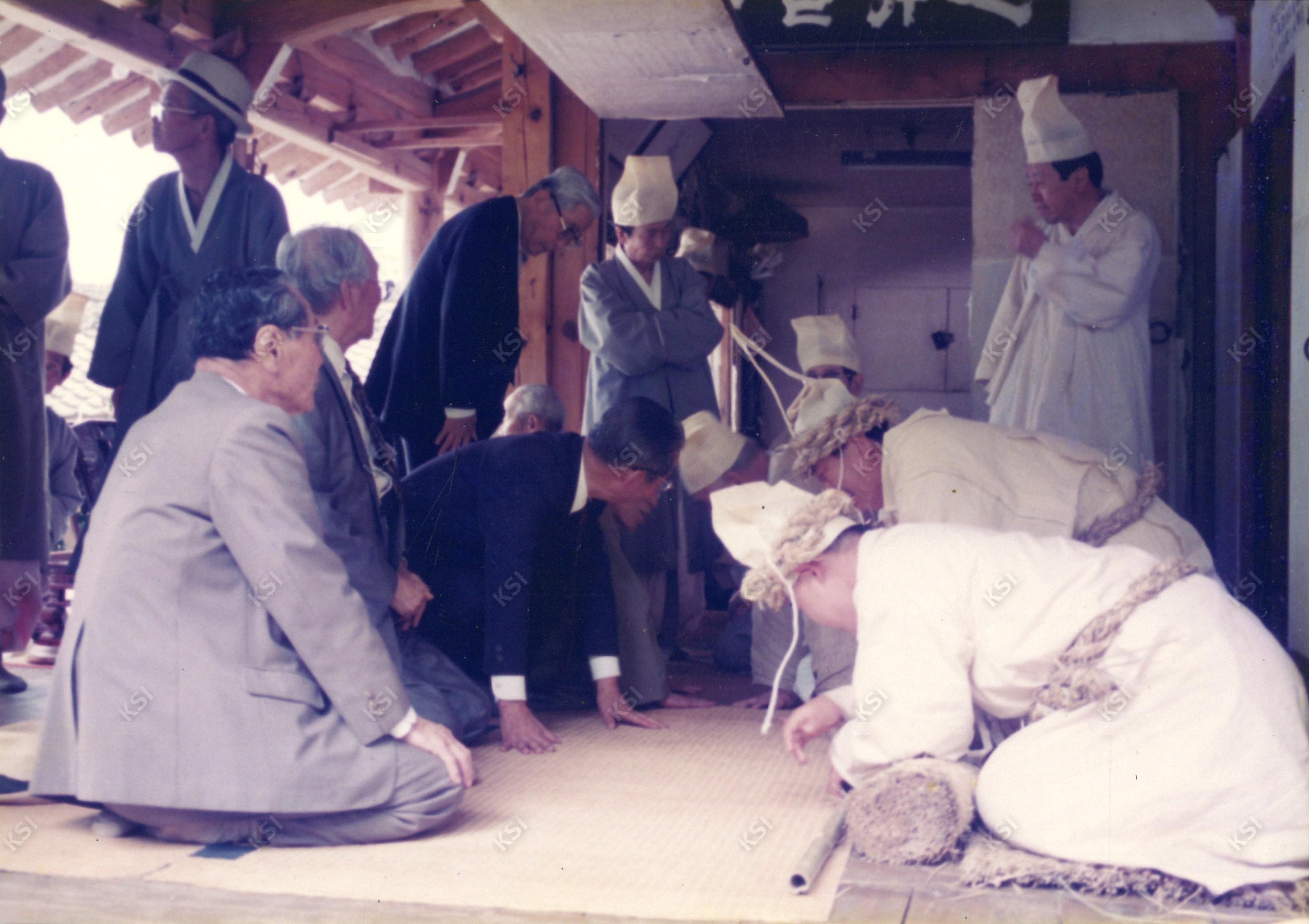 1994년 간재종손 변용대 초상 때 문상객을 맞이하는 상주들