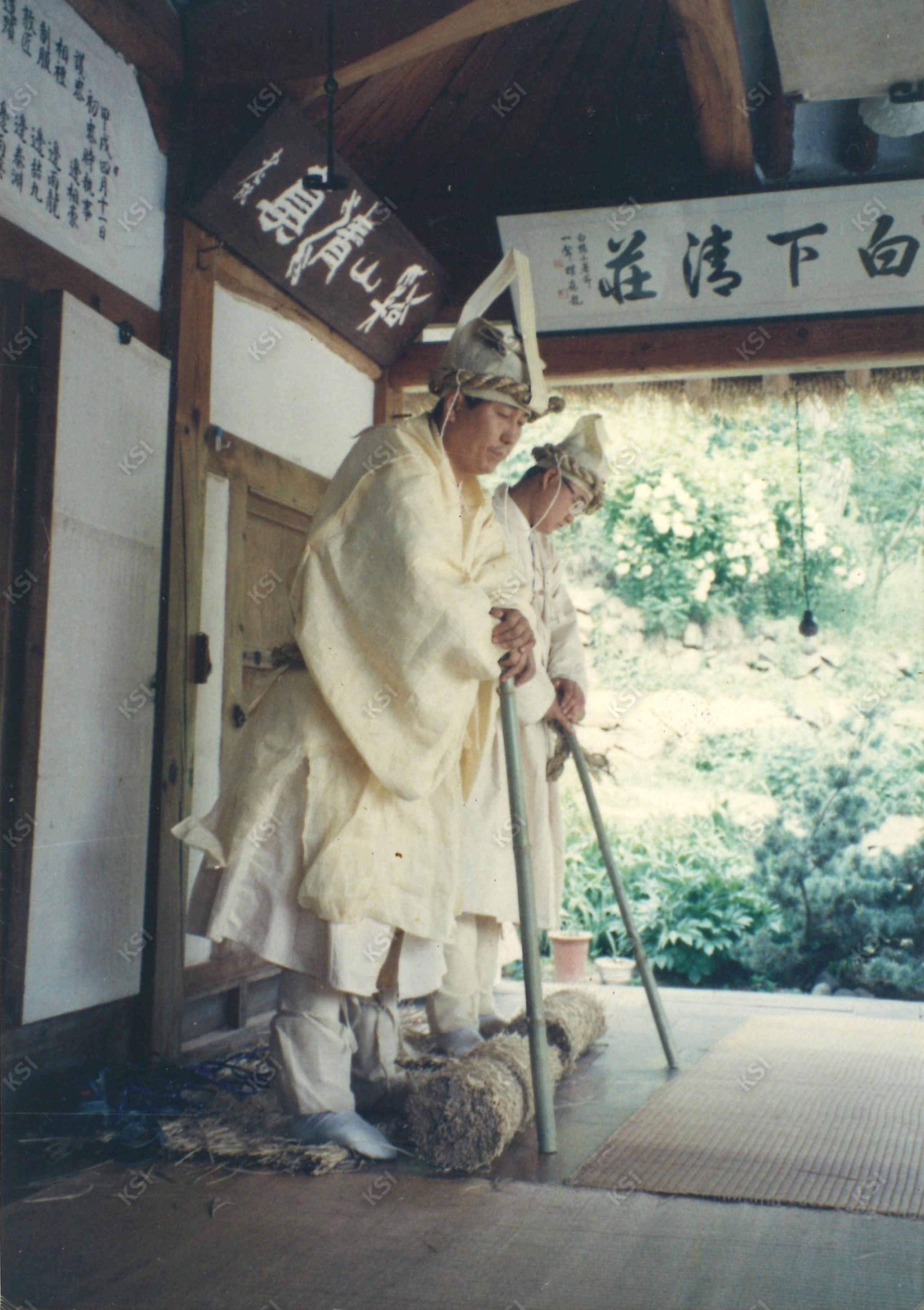 1994년 간재종손 변용대 초상 때 문상객을 기다리는 상주들