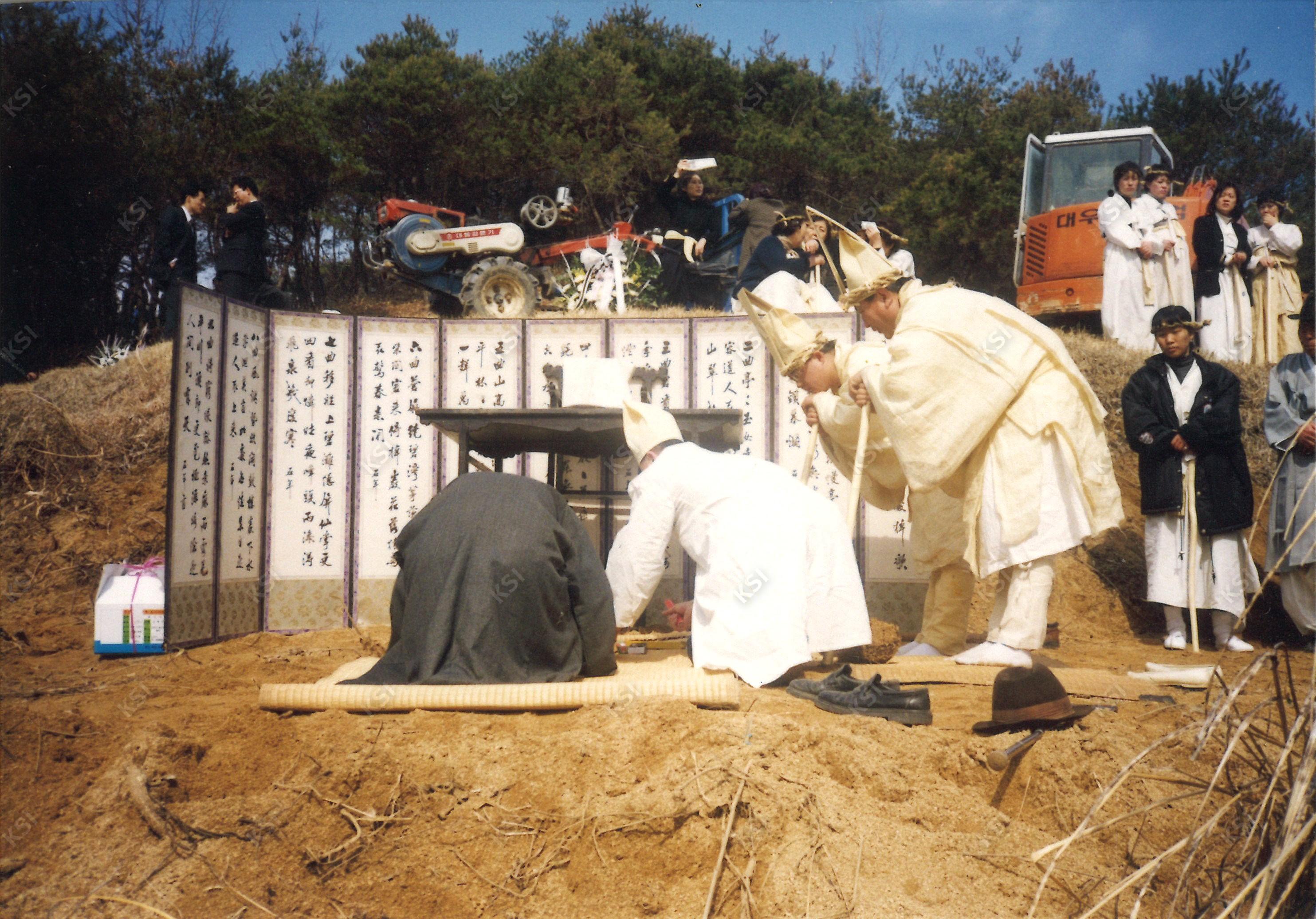 1997년 간재종부 안동김씨 장례 때 장지에서 문상하는 모습