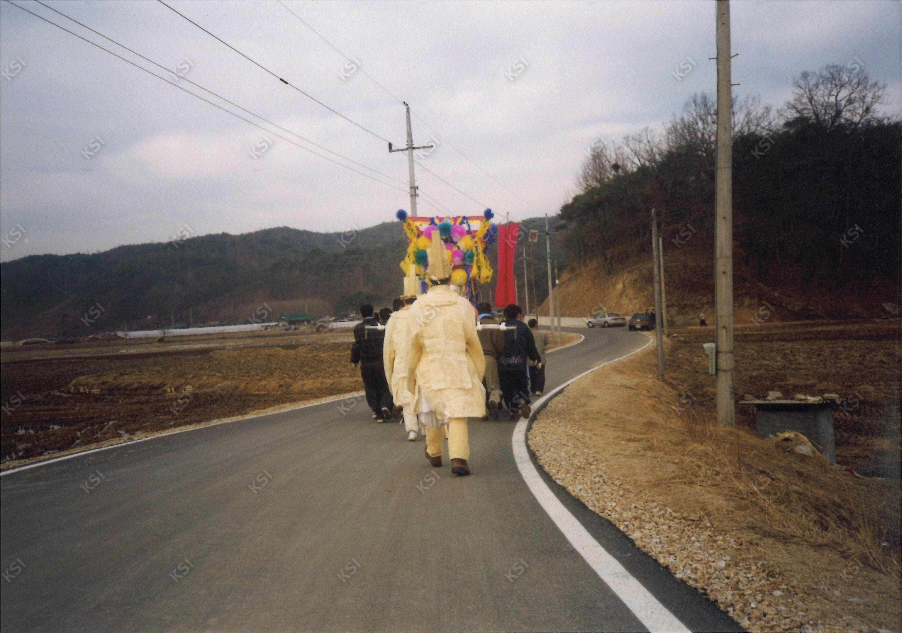1997년 간재종부 안동김씨 장례 때 행상 행렬