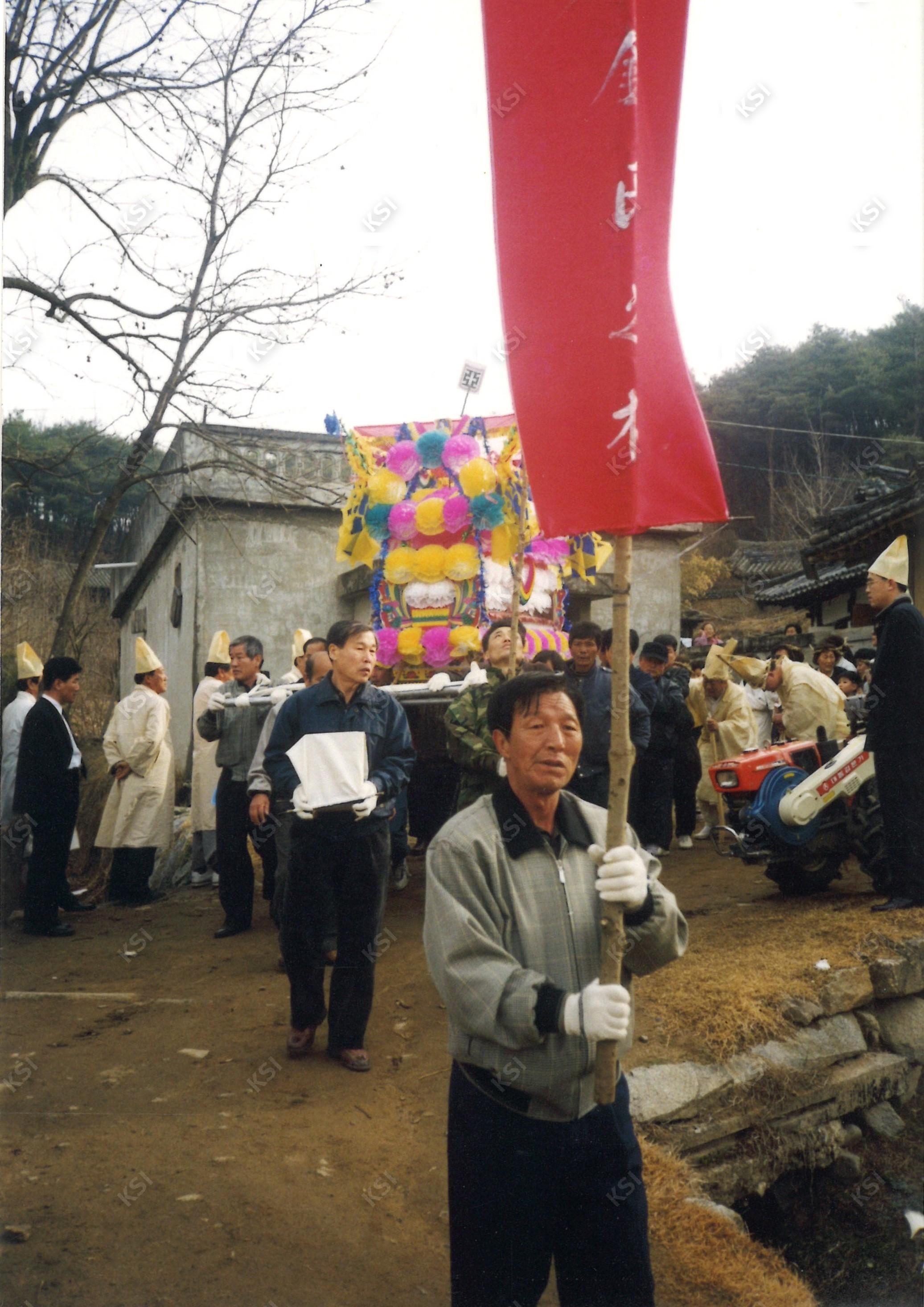 1997년 간재종부 안동김씨 장례 때 행상 행렬