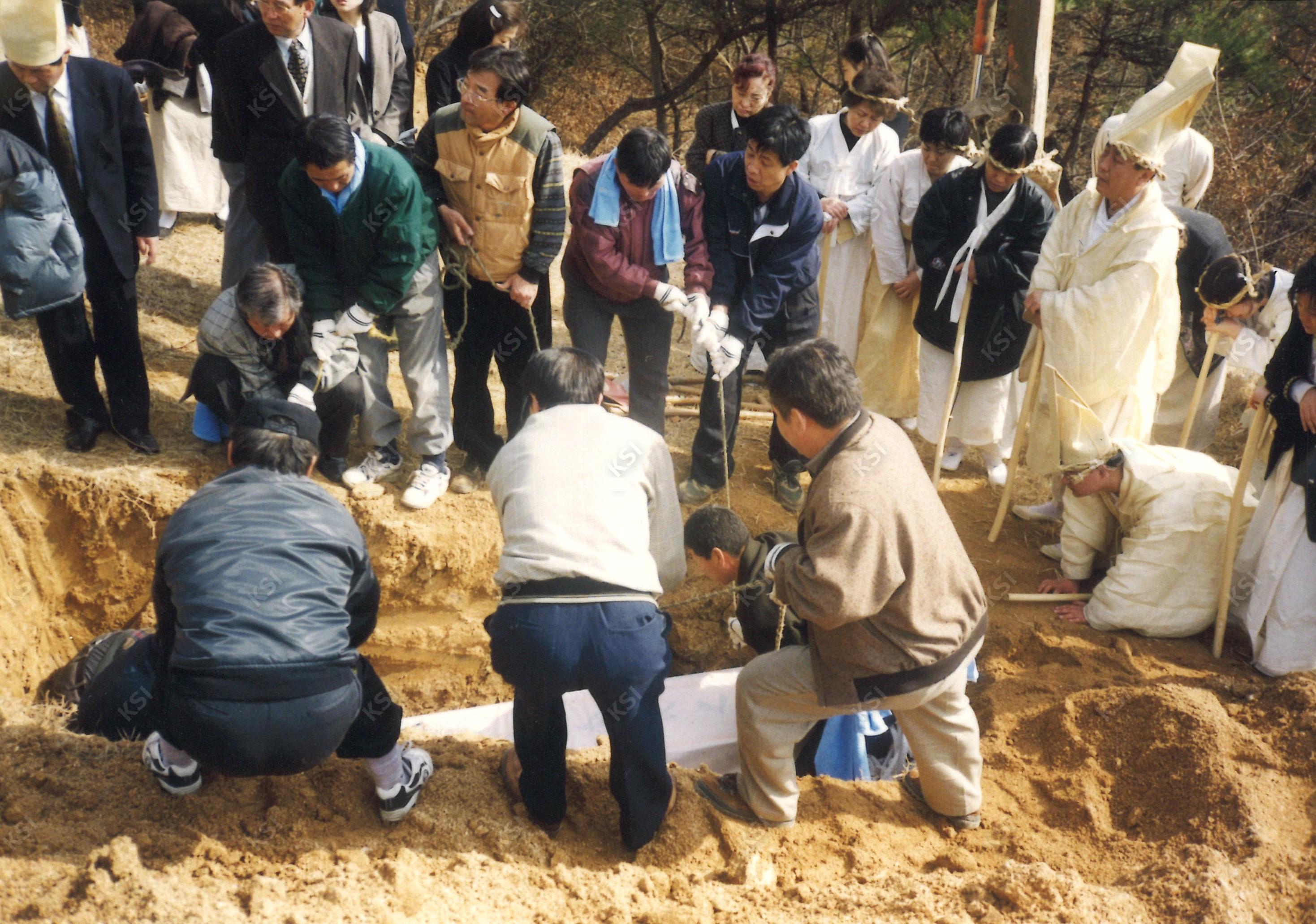 1997년 간재종부 안동김씨 장례 때 영구 하관