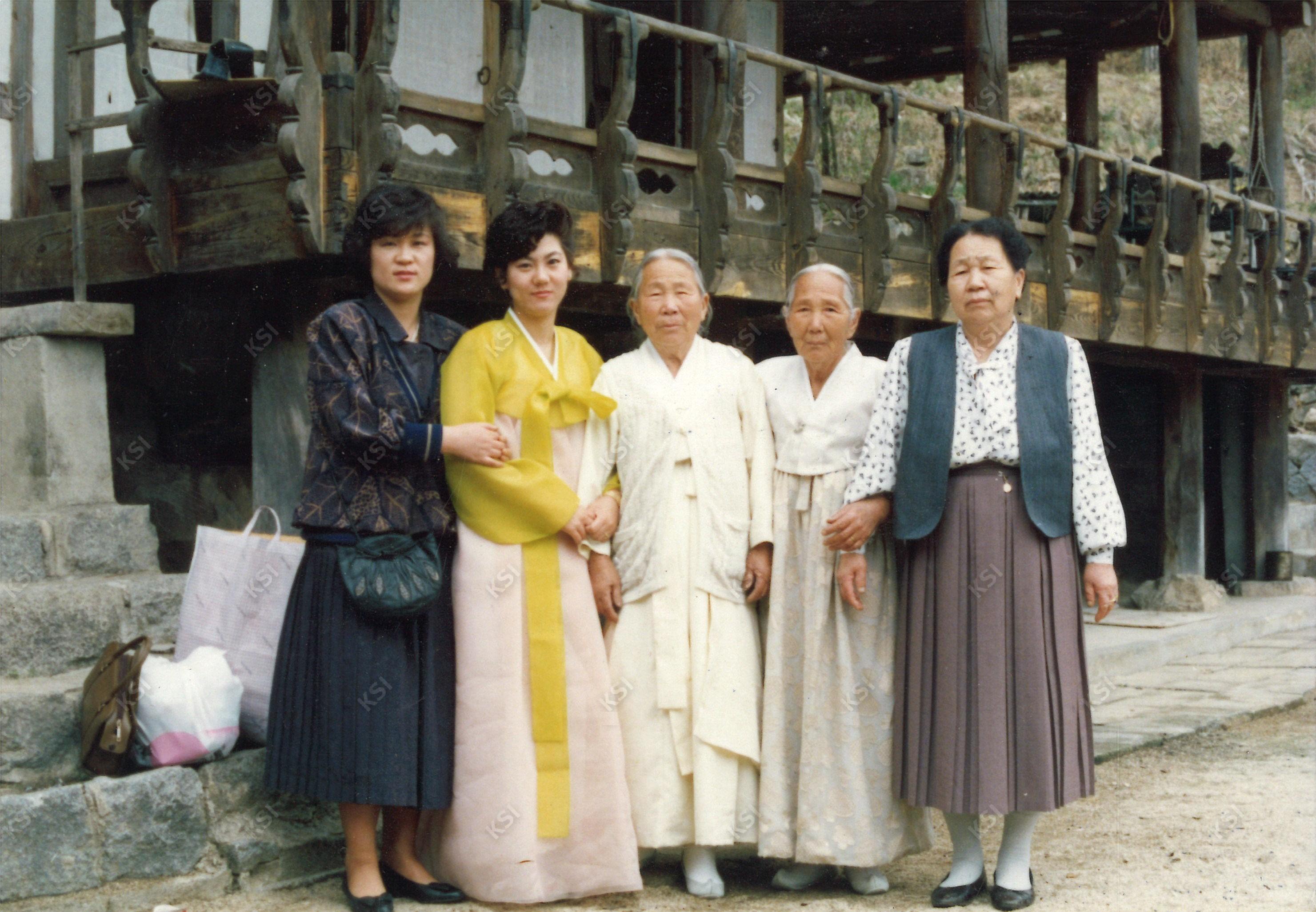 1980년대 사랑채 앞에서