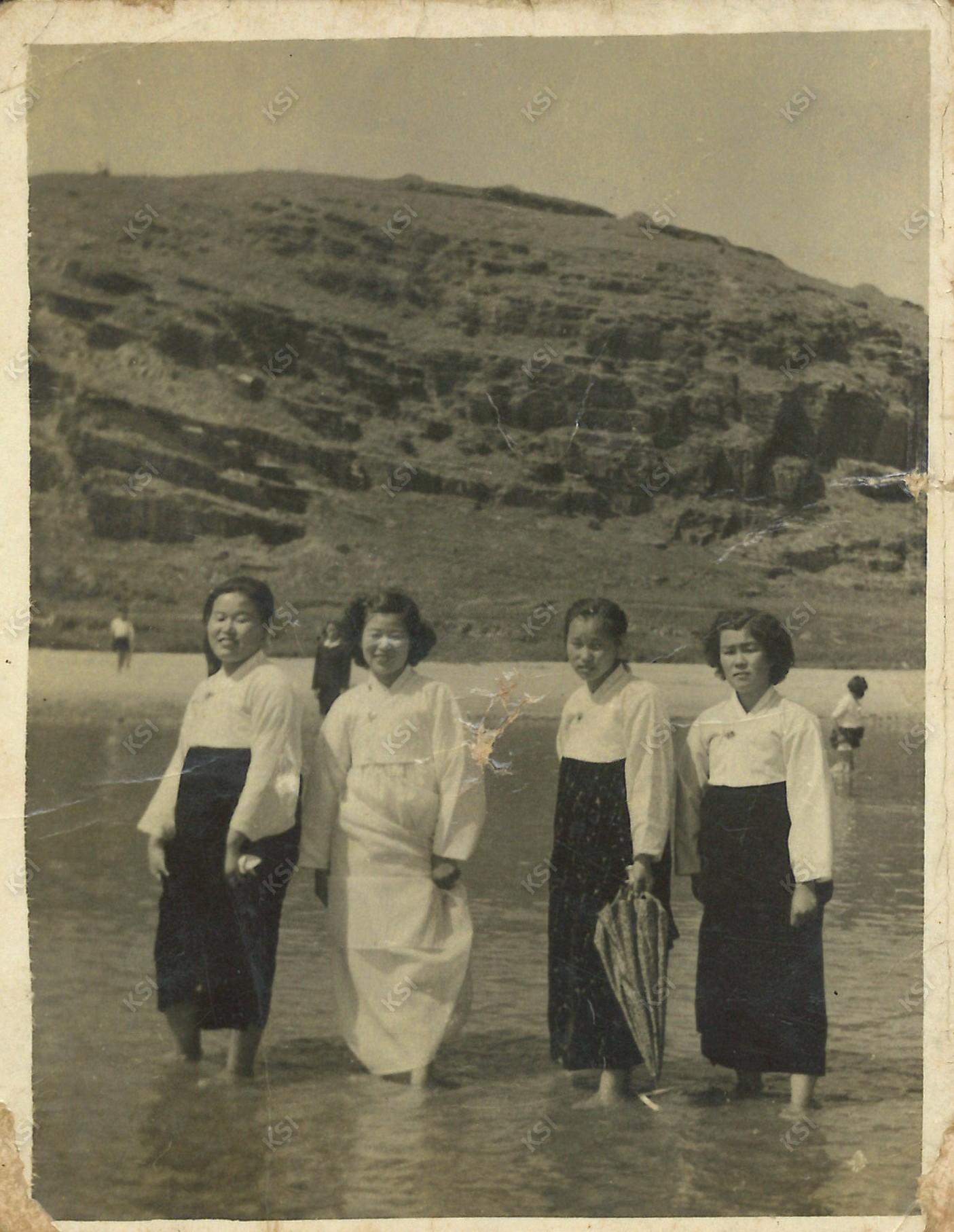 1950년대 강변에 밤을 담그고