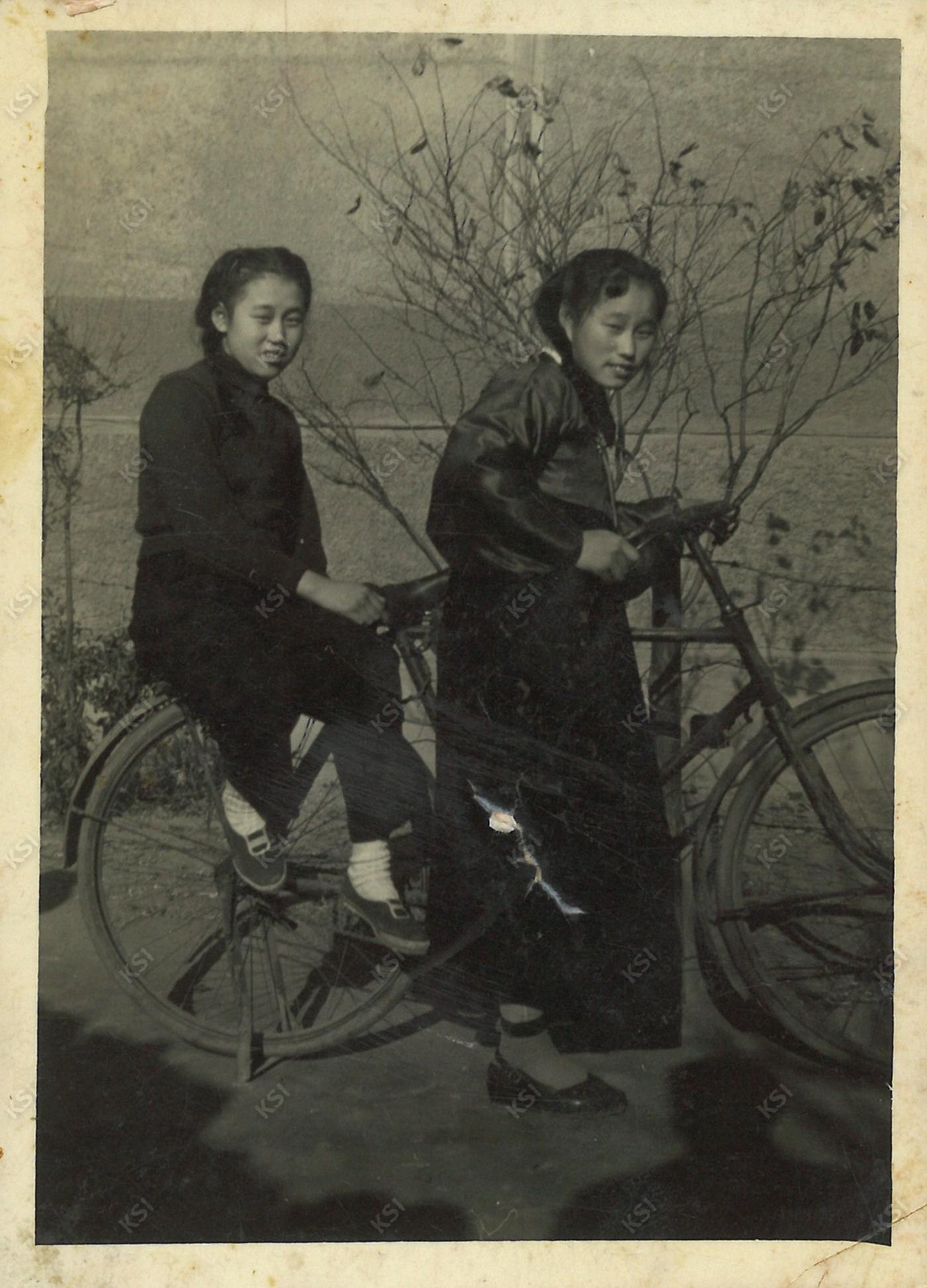1950년대 자전거를 타고