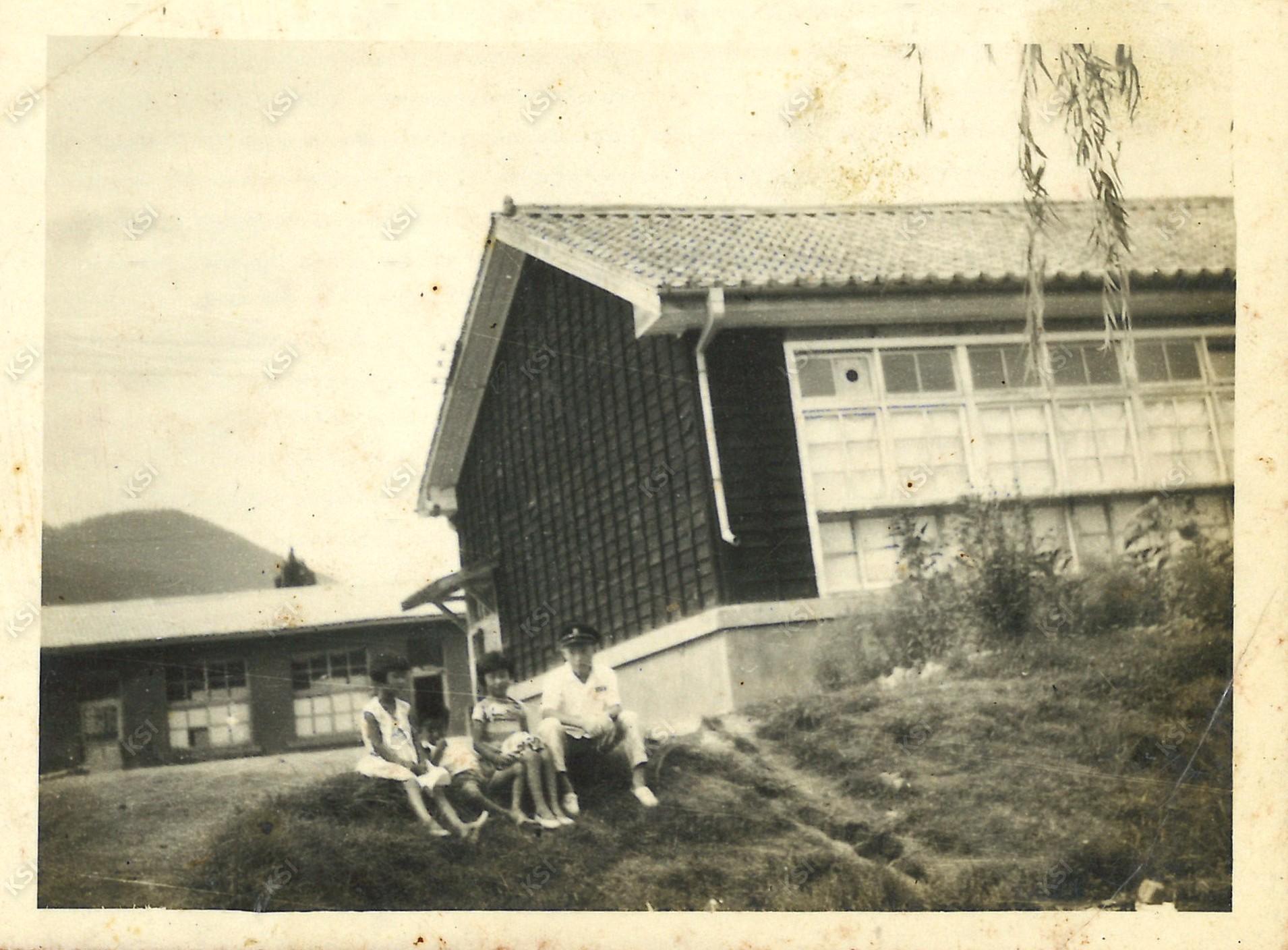 1960년대 말 서후국민학교에서 누나와 함께