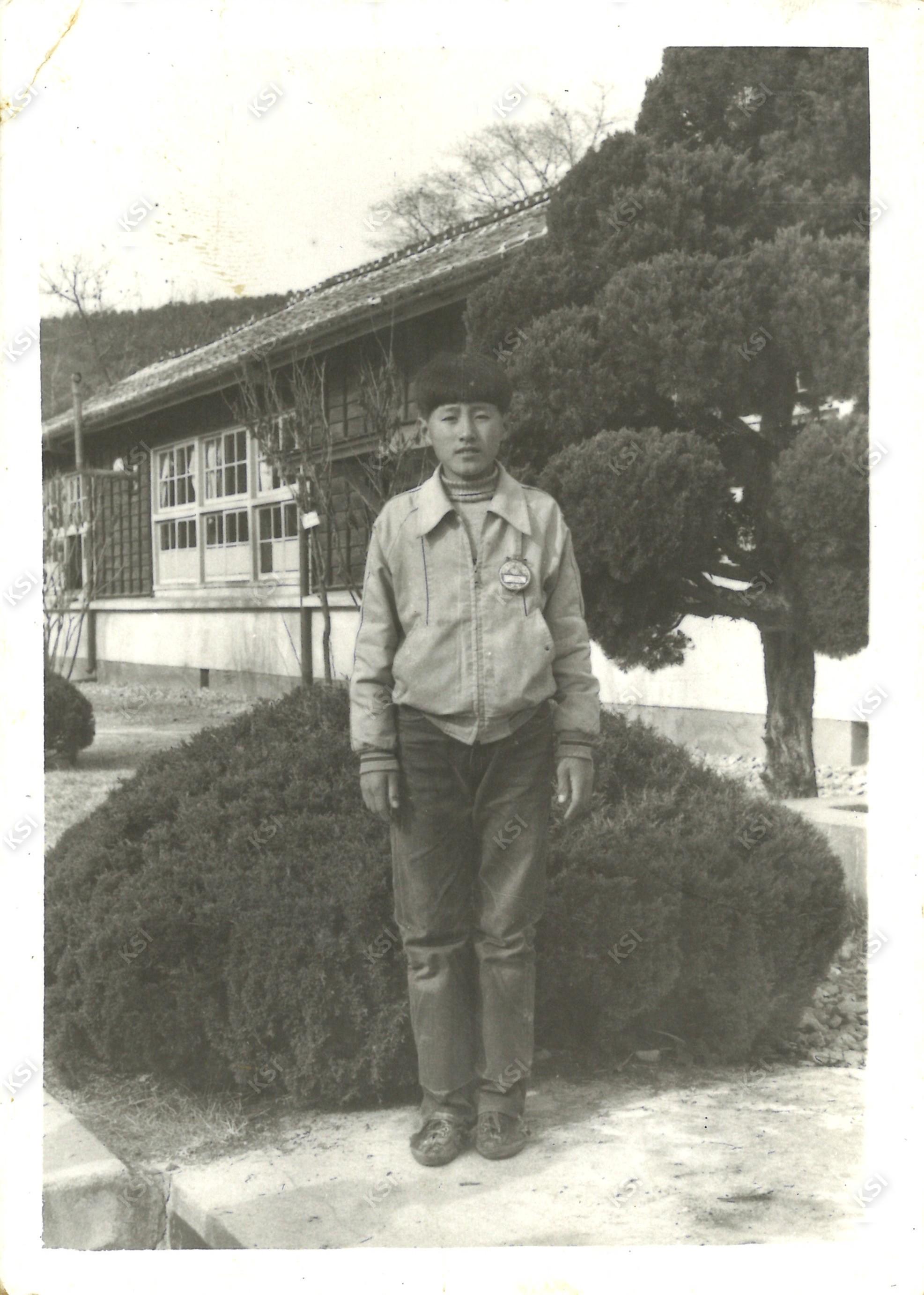 1975년 서후국민학교 온실 옆에서