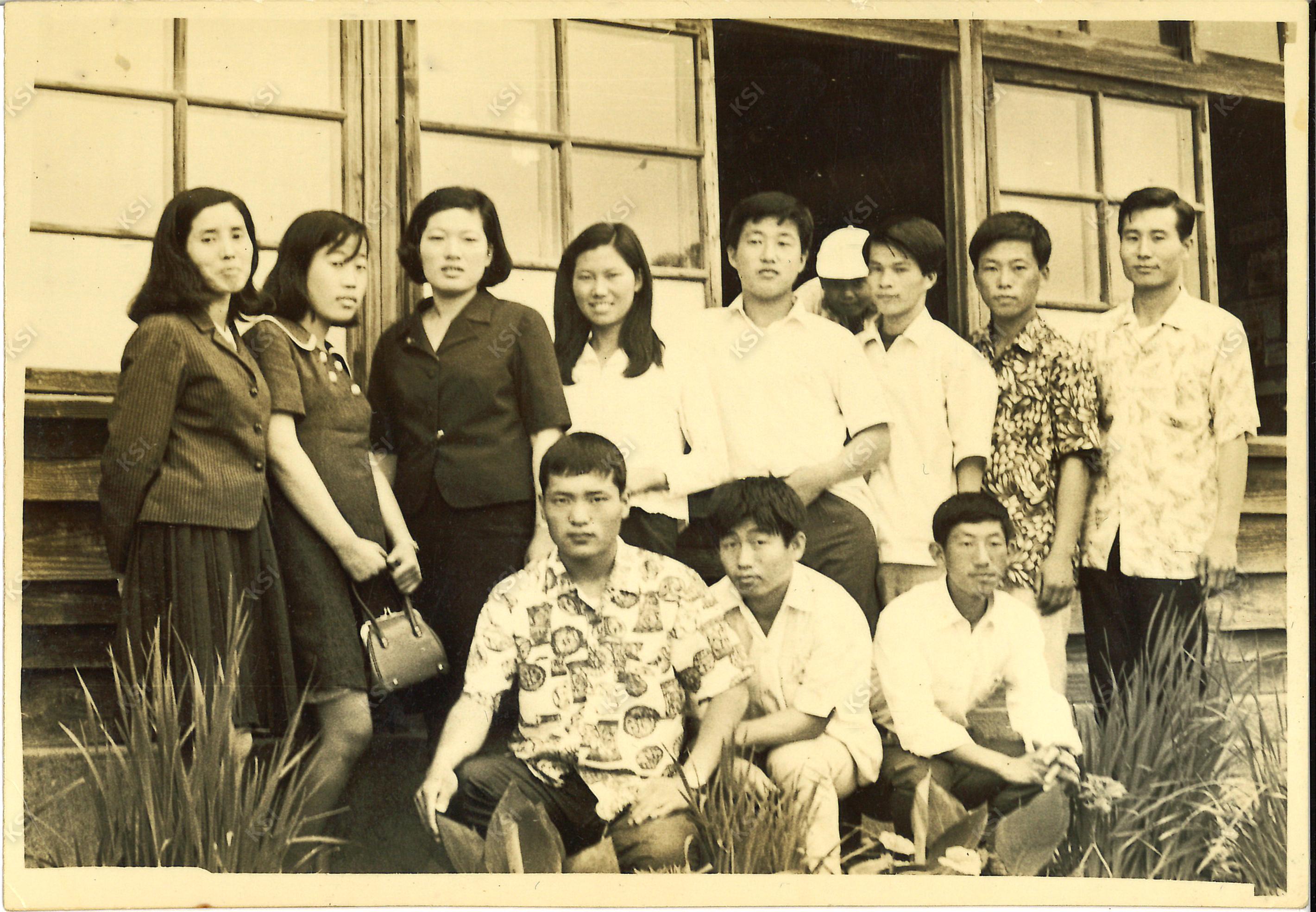 1969년 6월 12일 상주화산국민학교 재직 시절 동료들과