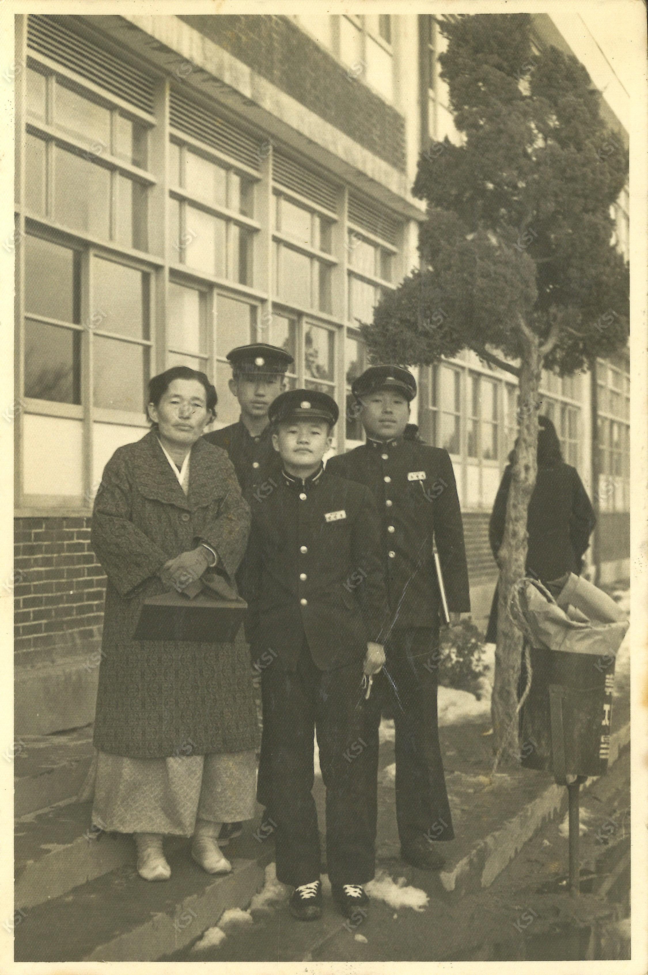 1974년 안동중학교 졸업식 기념