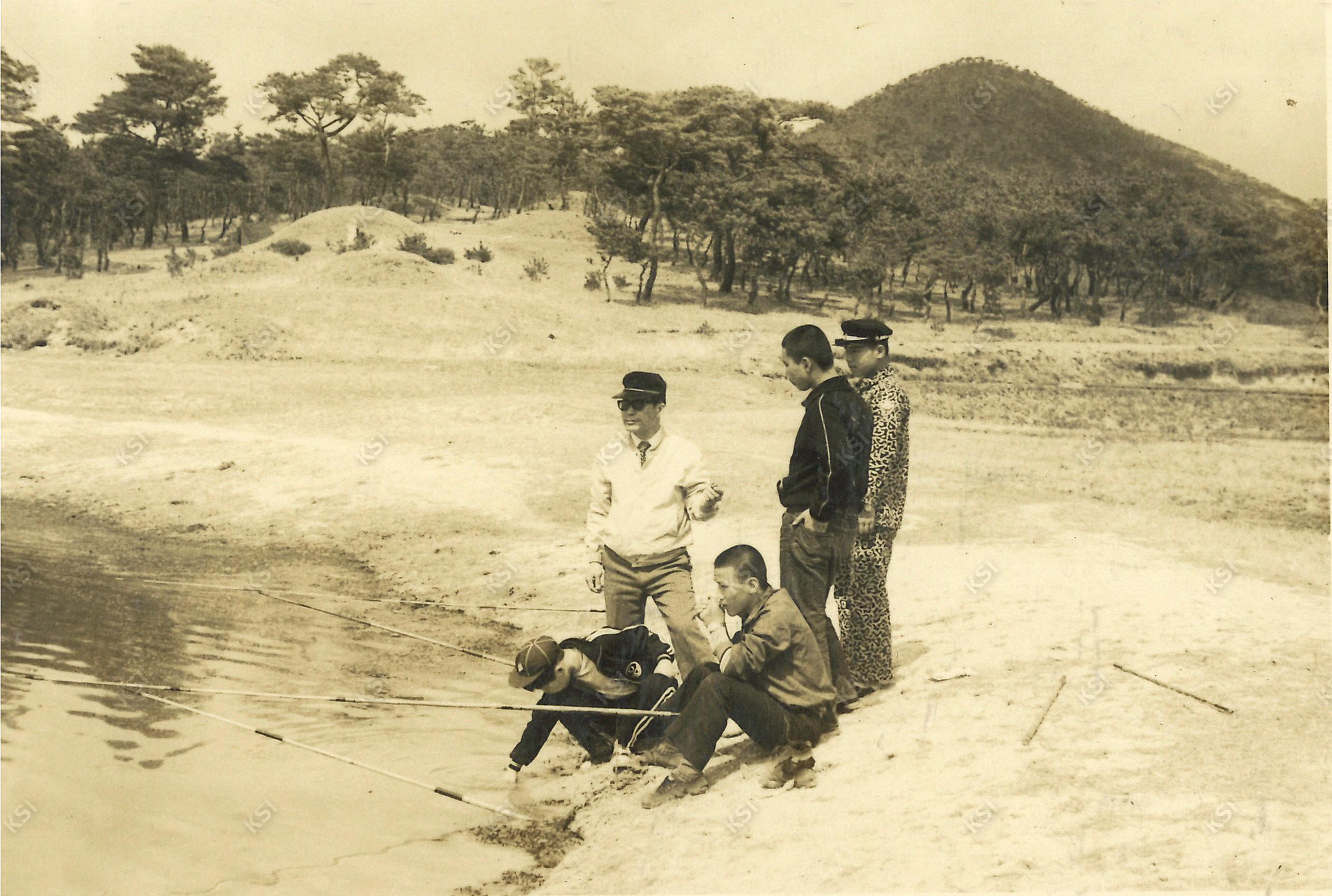 1975년 낙동강에서 낚시