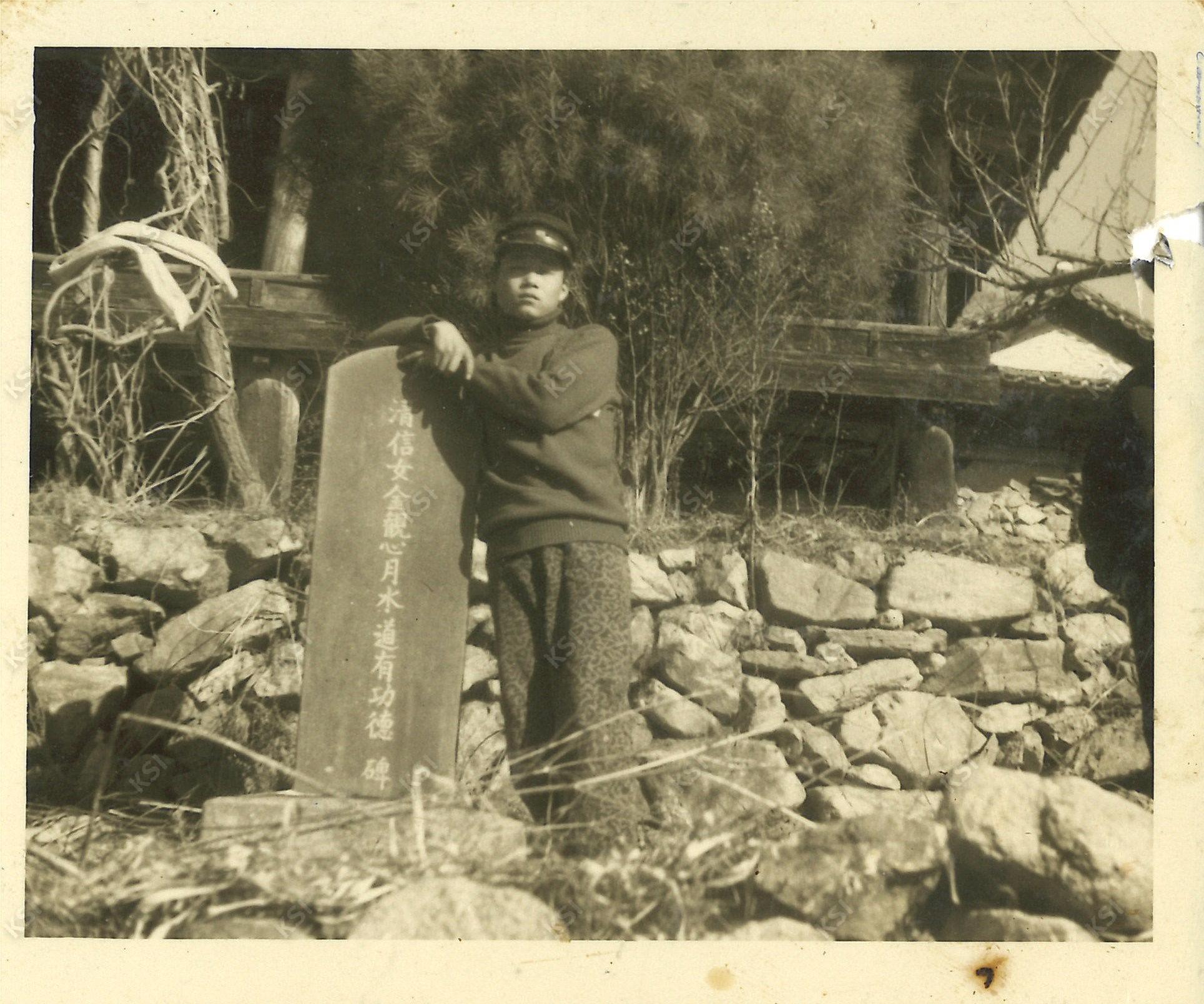 1971년 봉정사 만세루 앞에서