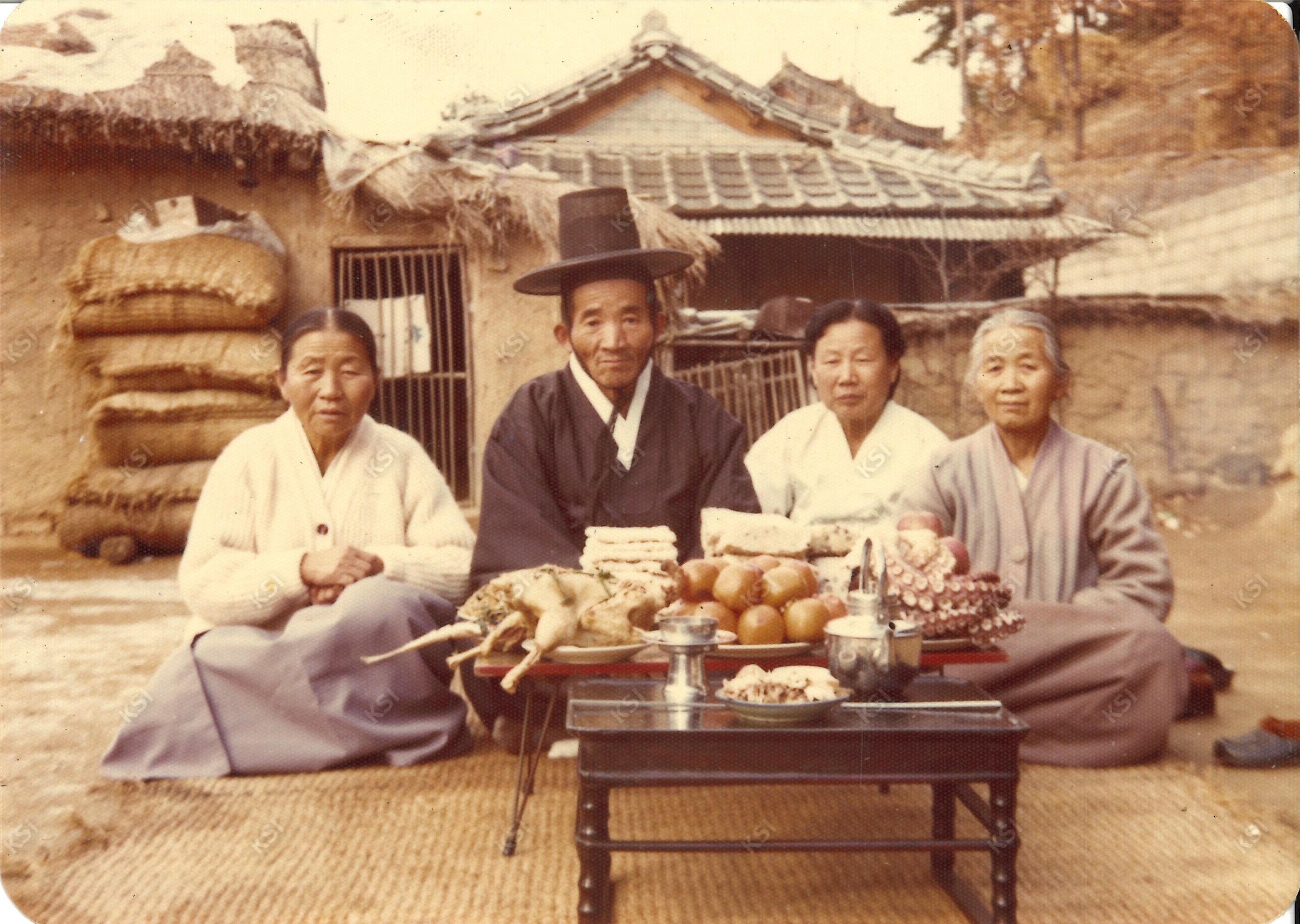1978년 시아버지 회갑을 기념하여 여성 친지들과 찍은 사진