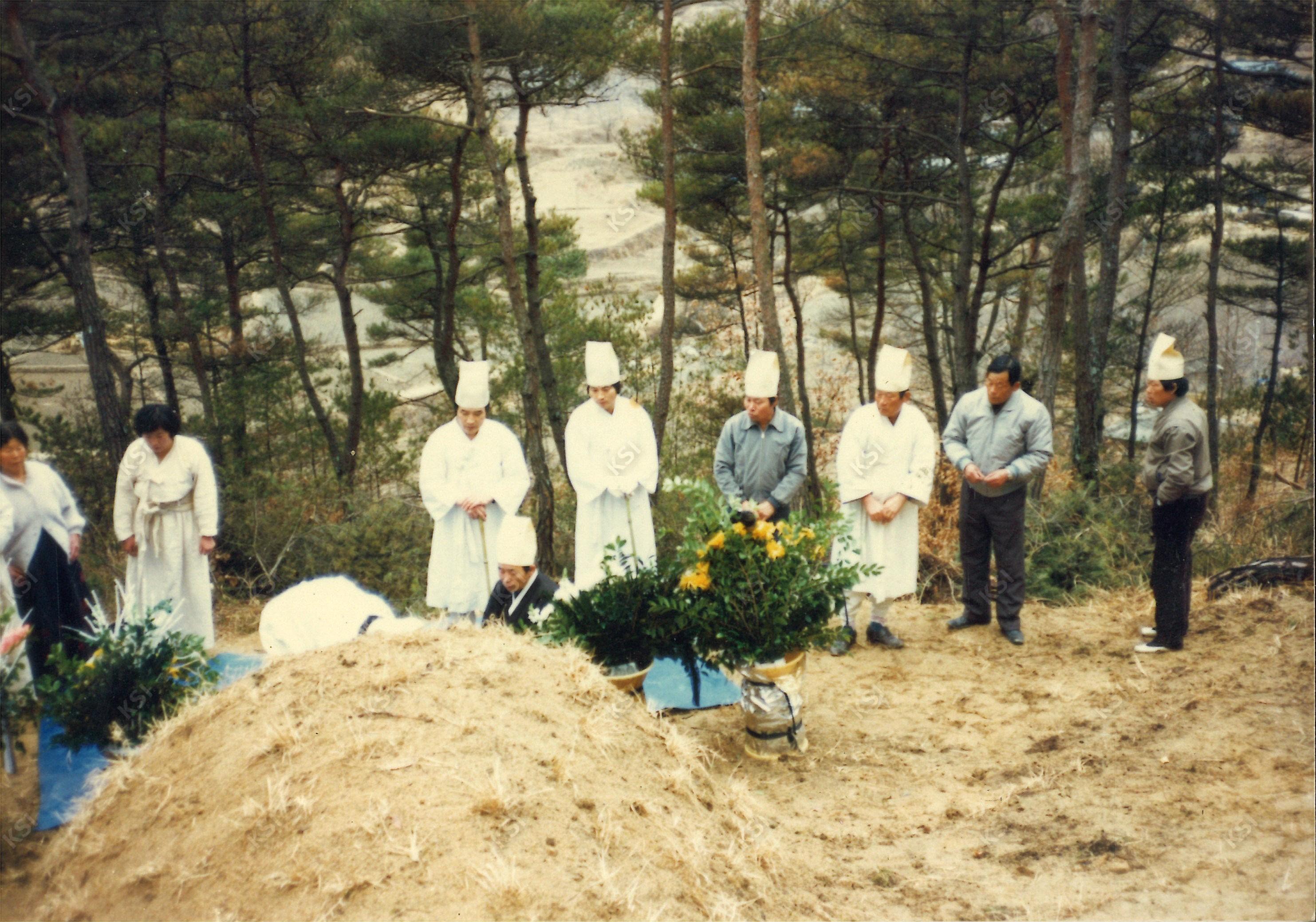 1990년 시아버지 장례 때 묘지 조성을 마무리하며