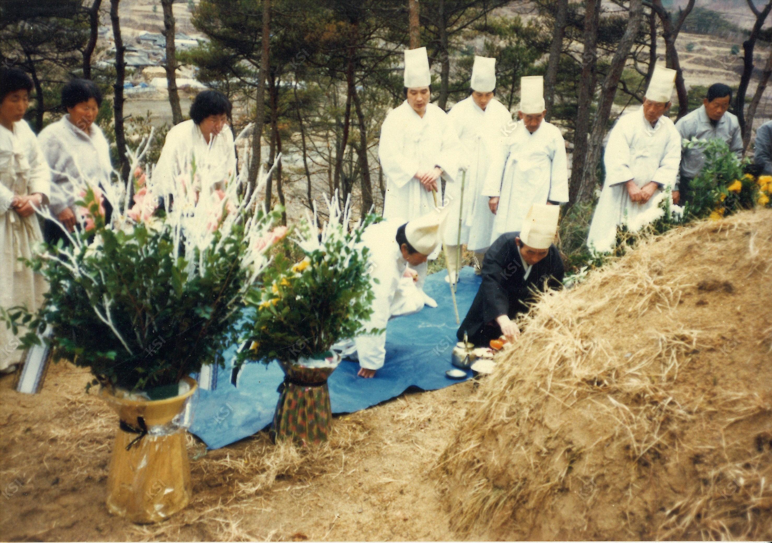 1990년 시아버지 장례 때 묘지 조성을 마무리하며