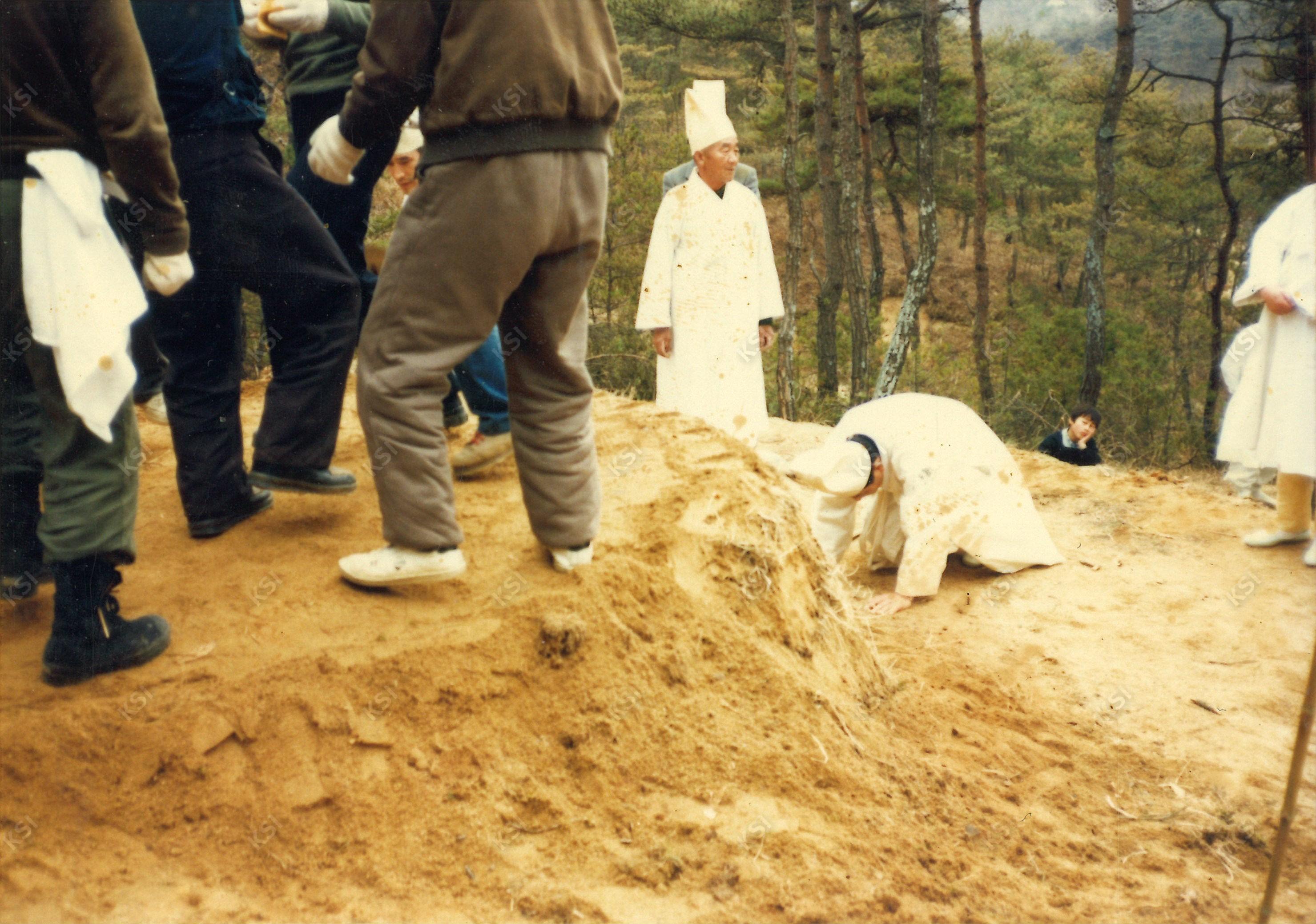 1990년 시아버지 장례 때 묘지 조성을 마무리하며