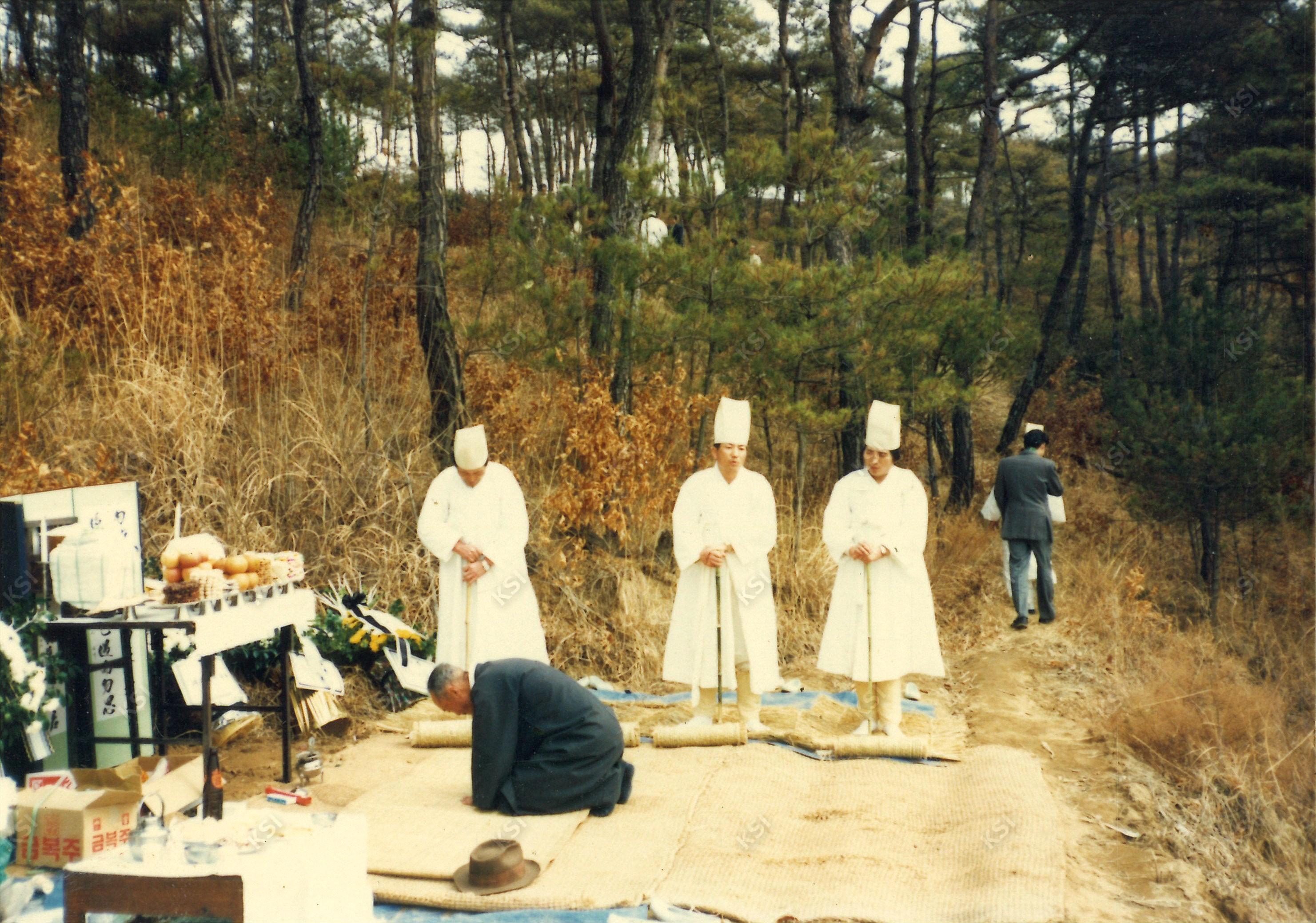 1990년 시아버지 장례 때 장지에서 문상객을 맞이하는 상주들
