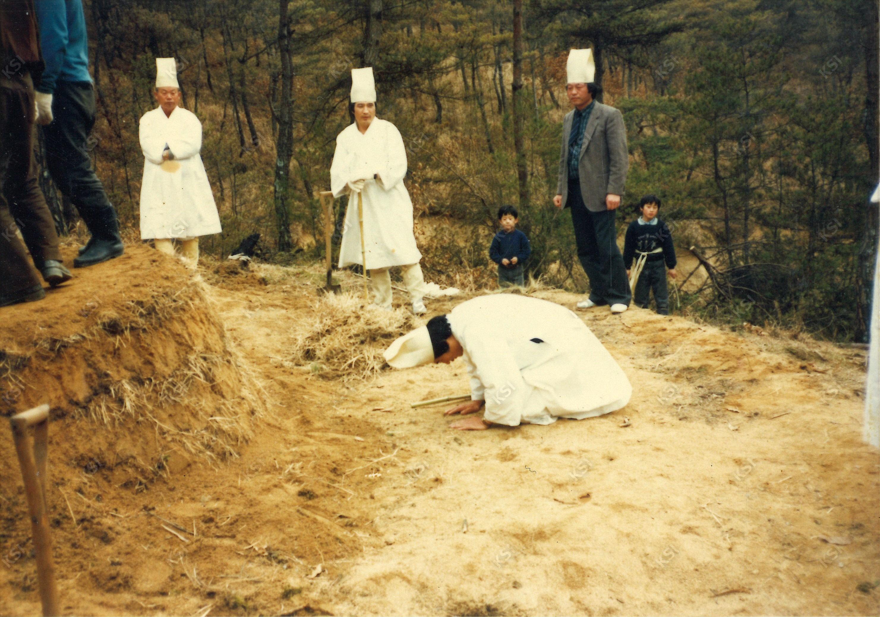 1990년 시아버지 장례 때 묘지 조성을 마무리하며