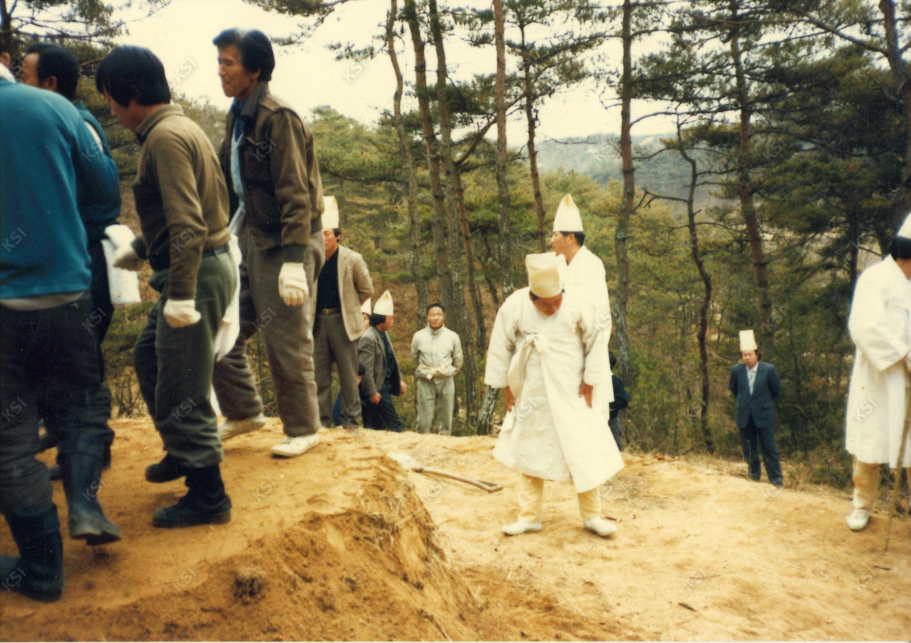 1990년 시아버지 장례 때 묘지 조성을 마무리하며