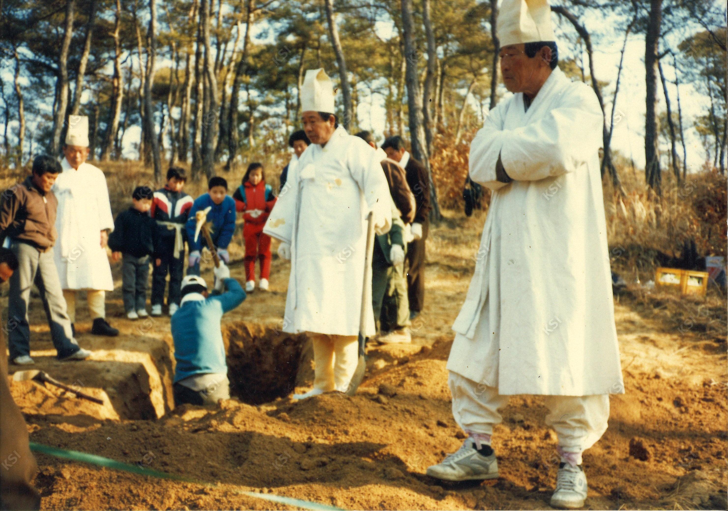 1990년 시아버지 장례 때 묘지 조성을 마무리하며