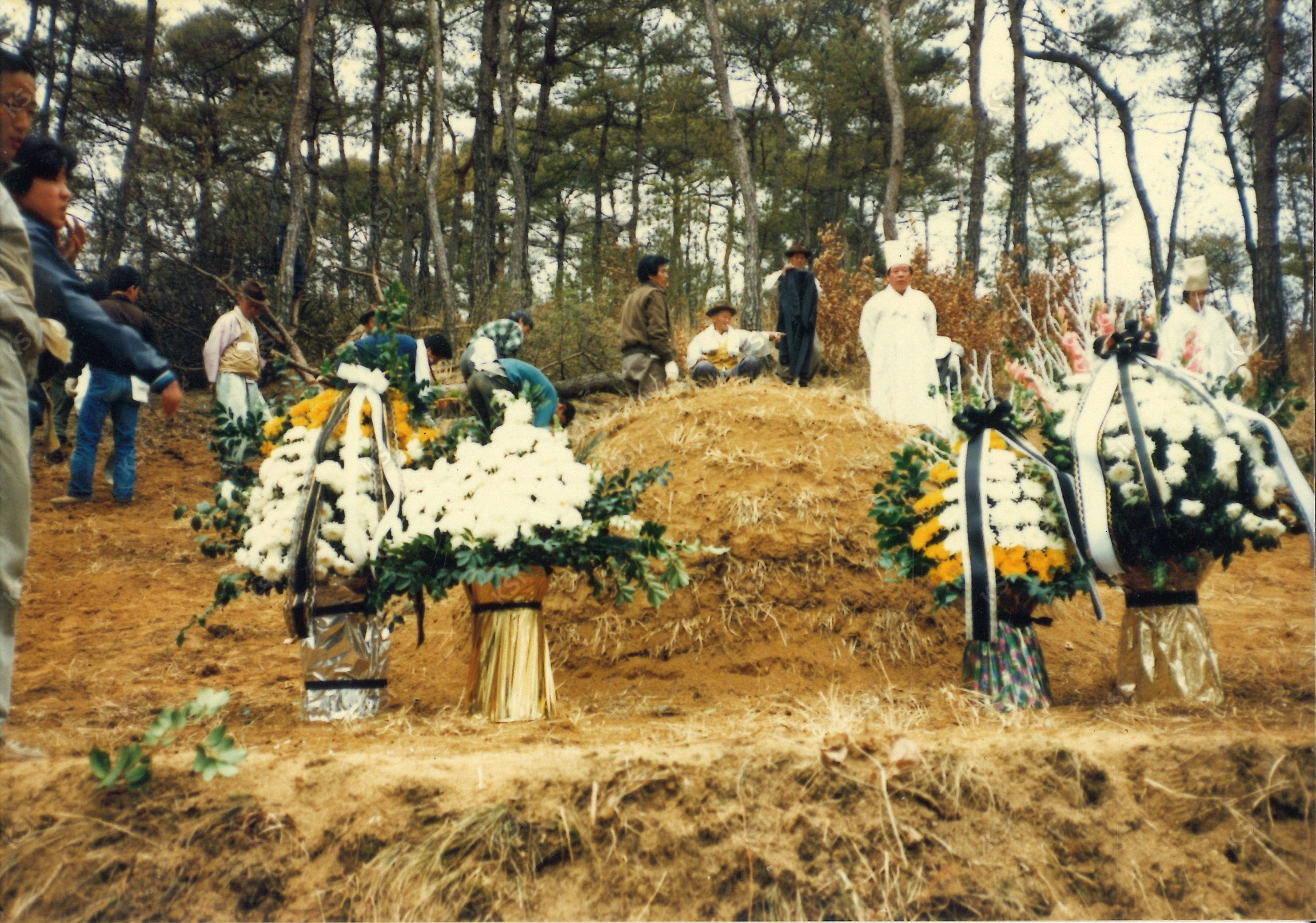 1990년 시아버지 장례 때 묘지 조성을 마무리하며
