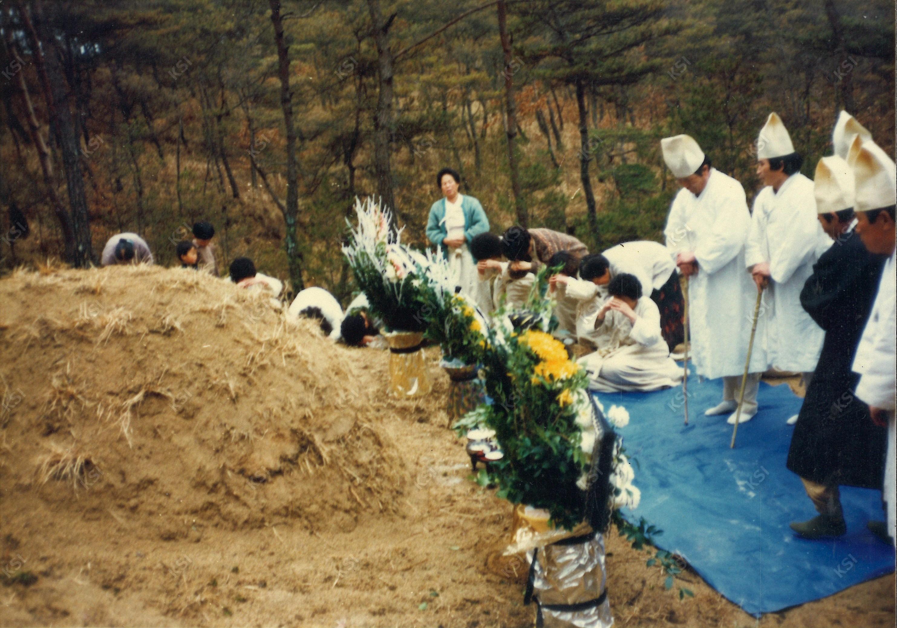 1990년 시아버지 장례 때 산소에 절하는 장면