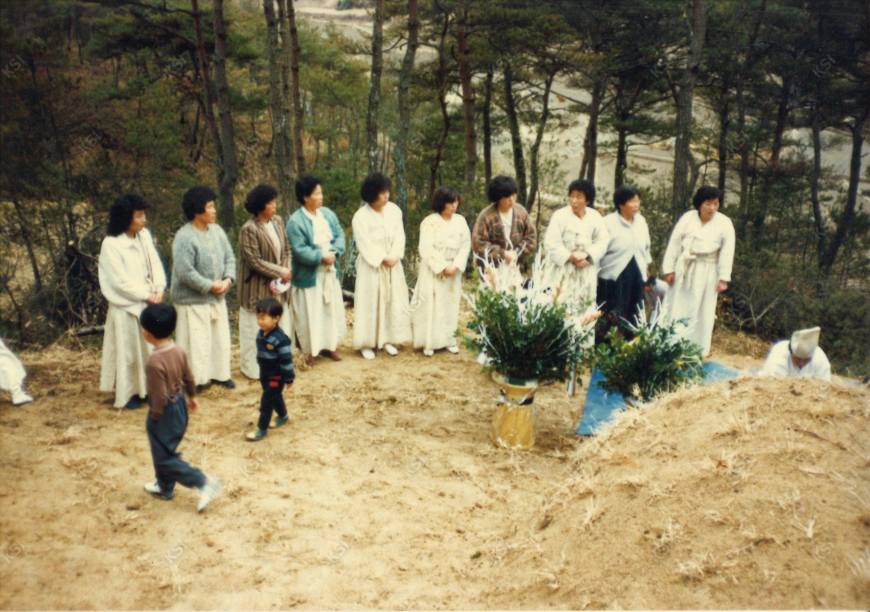 1990년 시아버지 장례 때 묘지 조성을 마무리하며