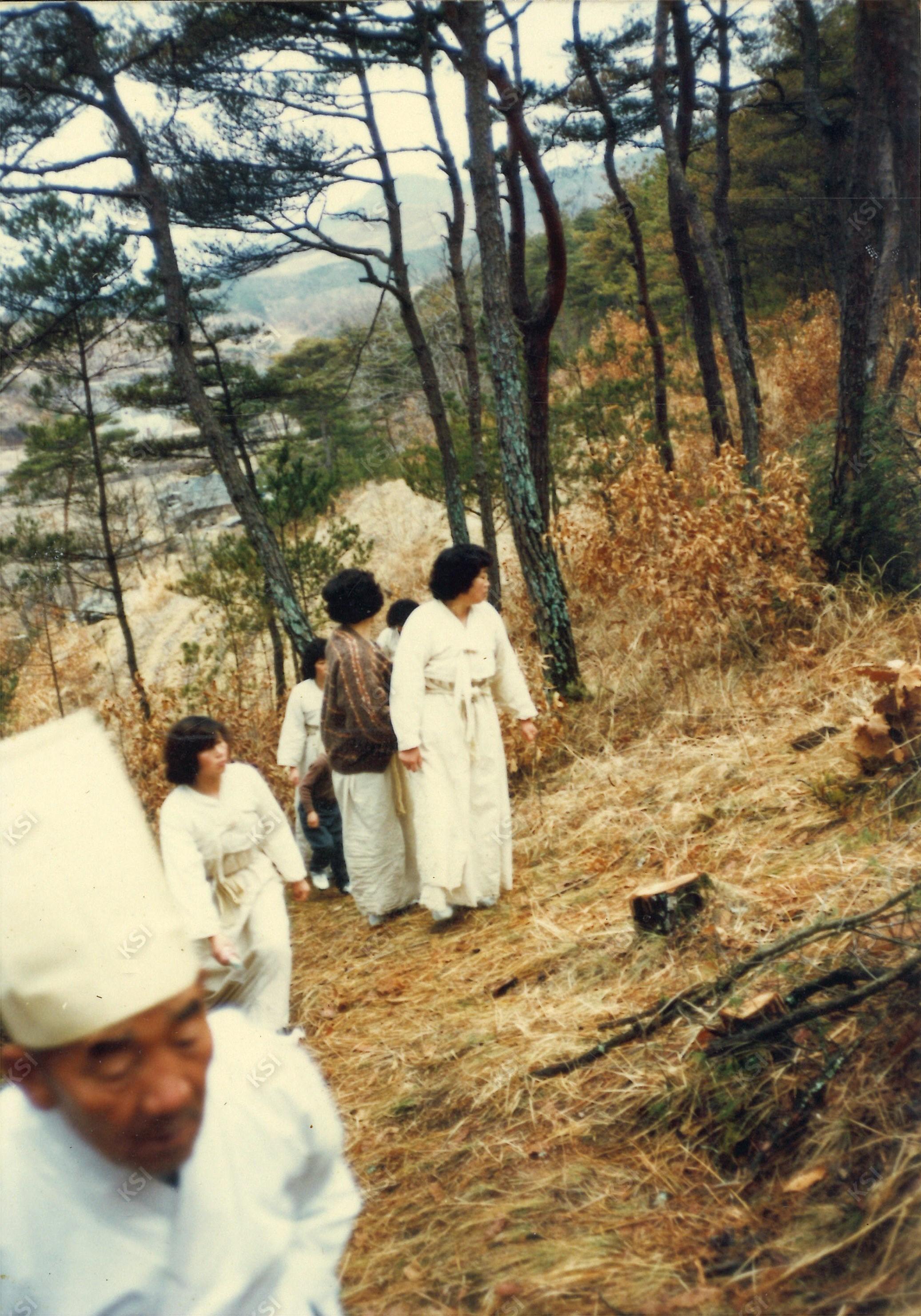 1990년 시아버지 장례 때 상주들이 산소에 올라가는 모습