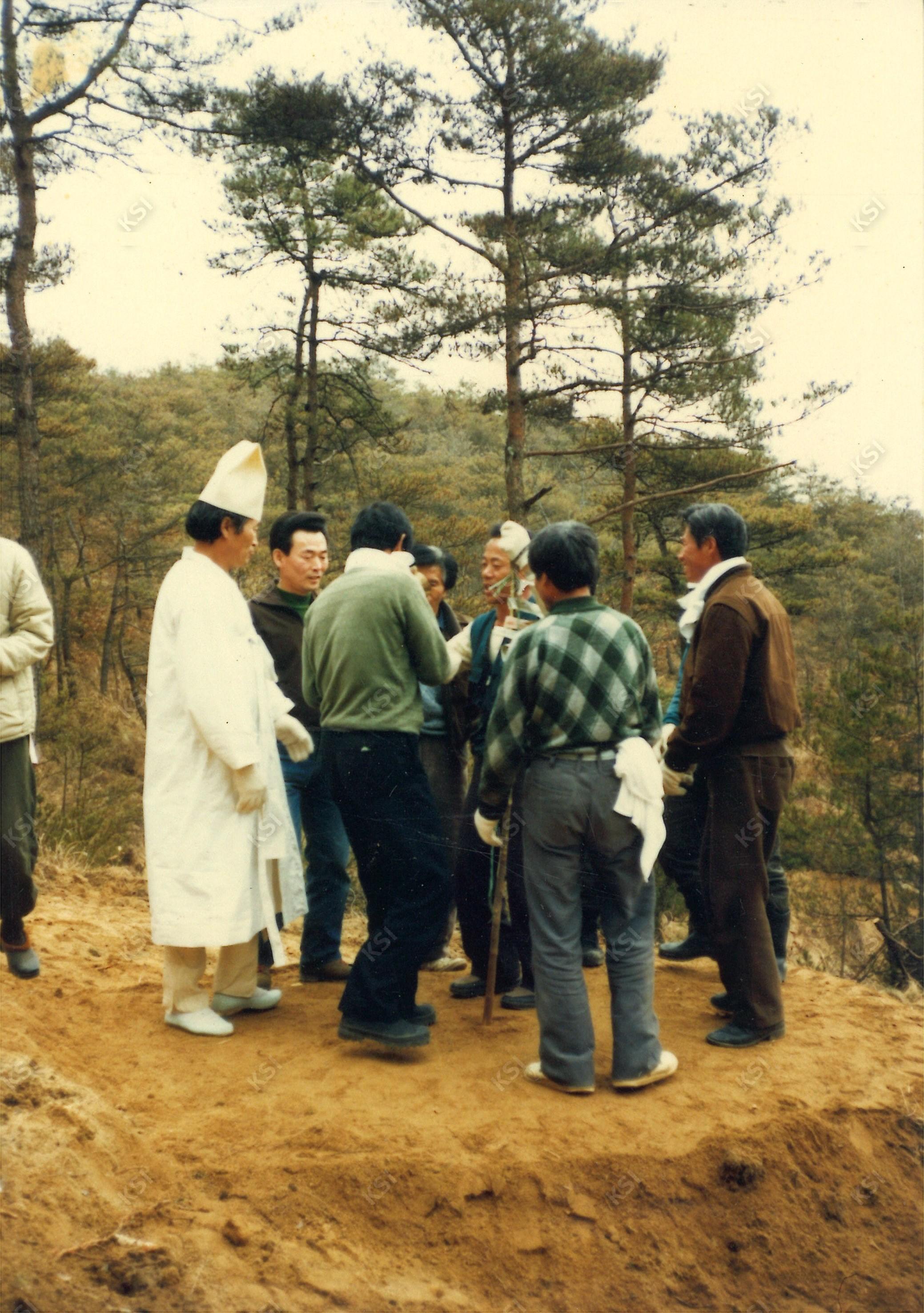 1990년 시아버지 장례 때 묘지 조성을 마무리하며