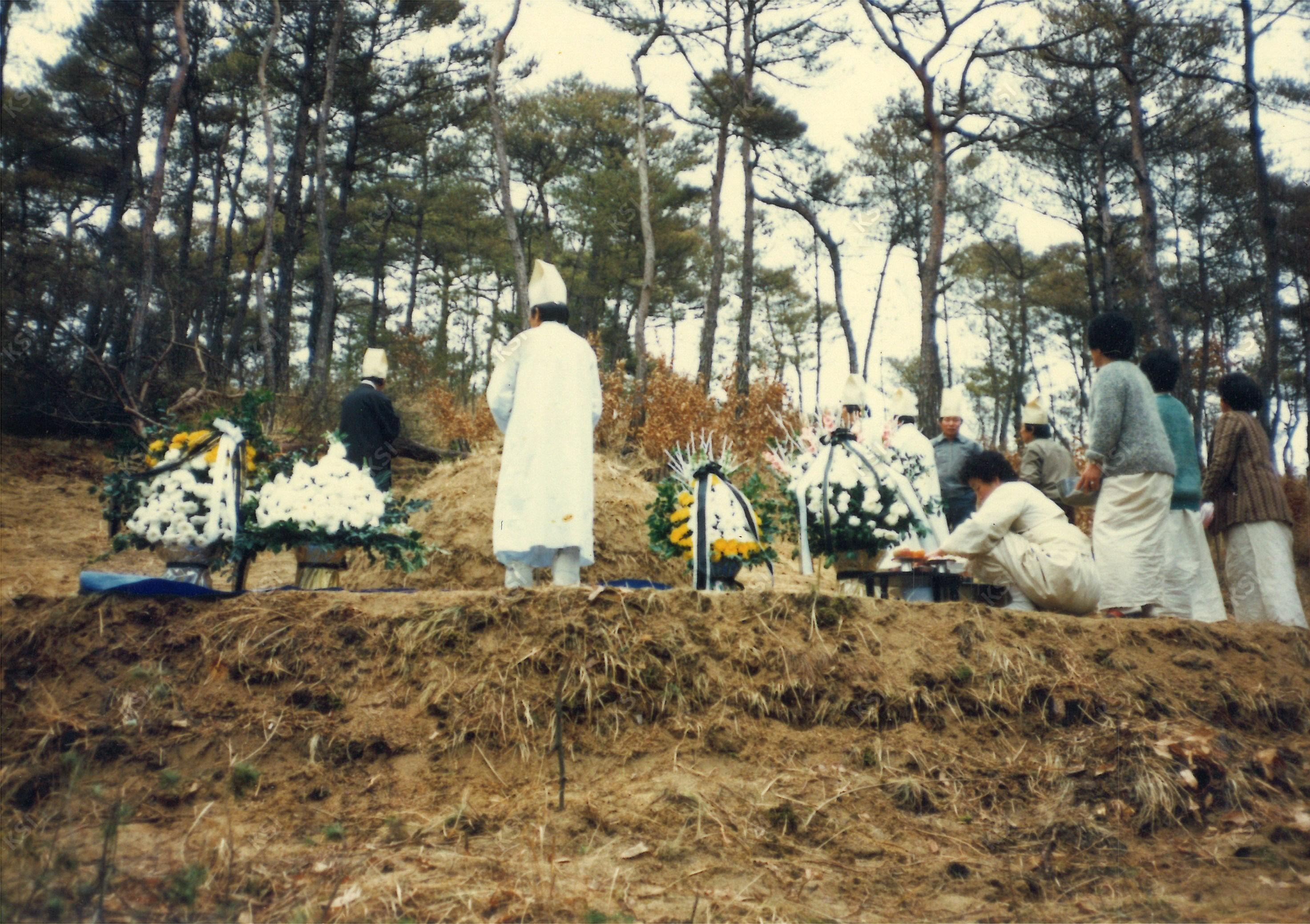 1990년 시아버지 장례 때 묘지 조성을 마무리하며