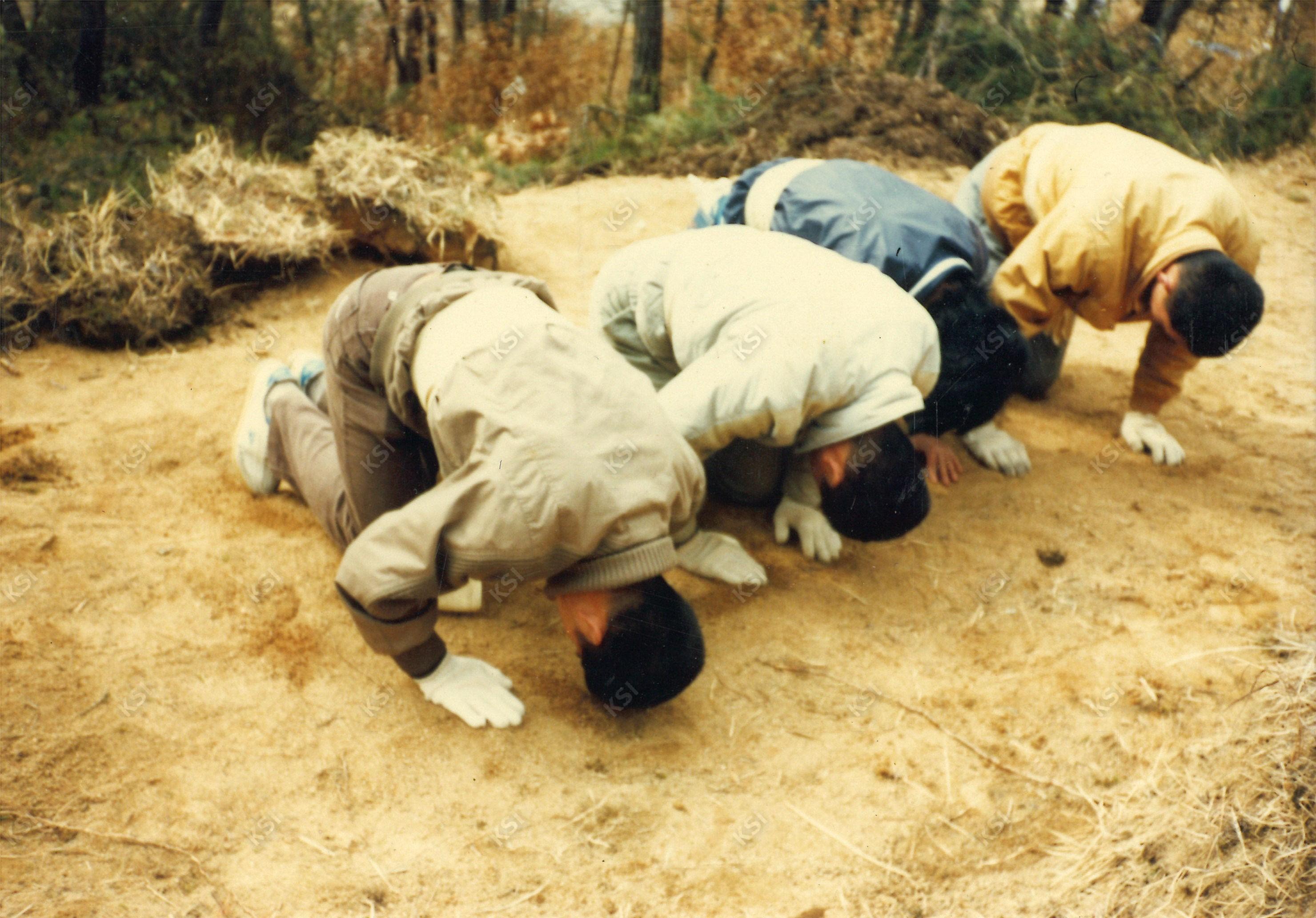 1990년 시아버지 장례 때 산소에 절하는 장면