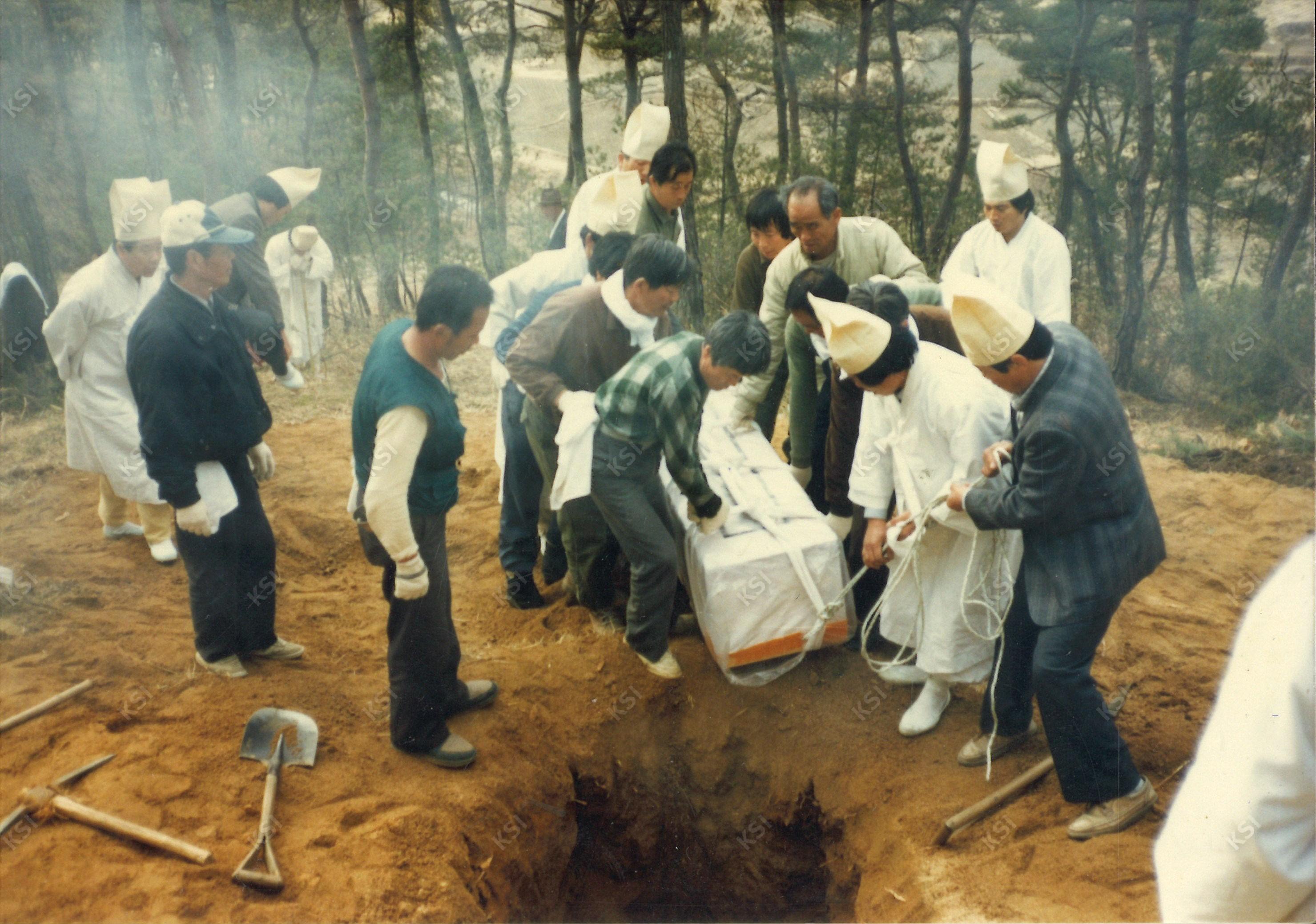 1990년 시아버지 장례 때 하관하는 장면