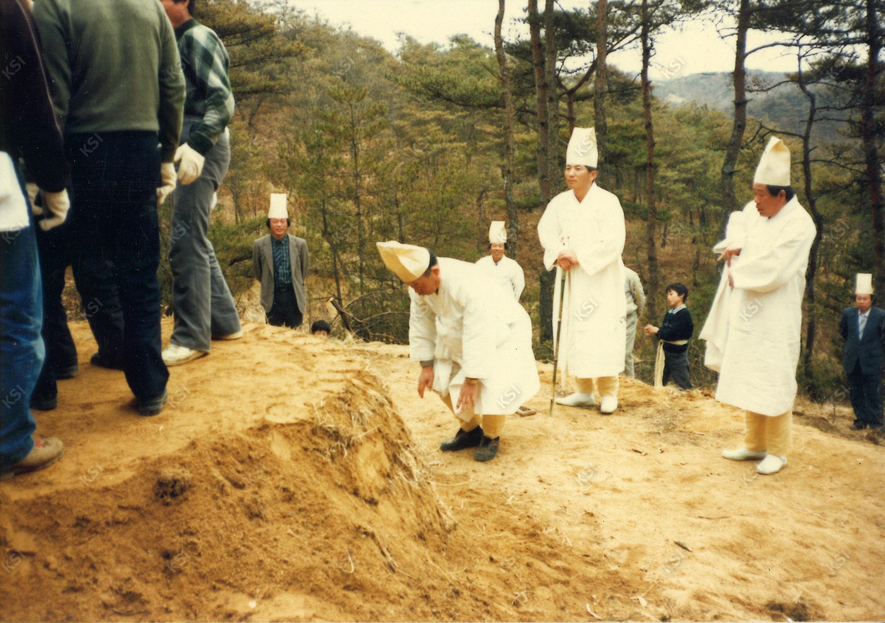 1990년 시아버지 장례 때 묘지 조성을 마무리하며