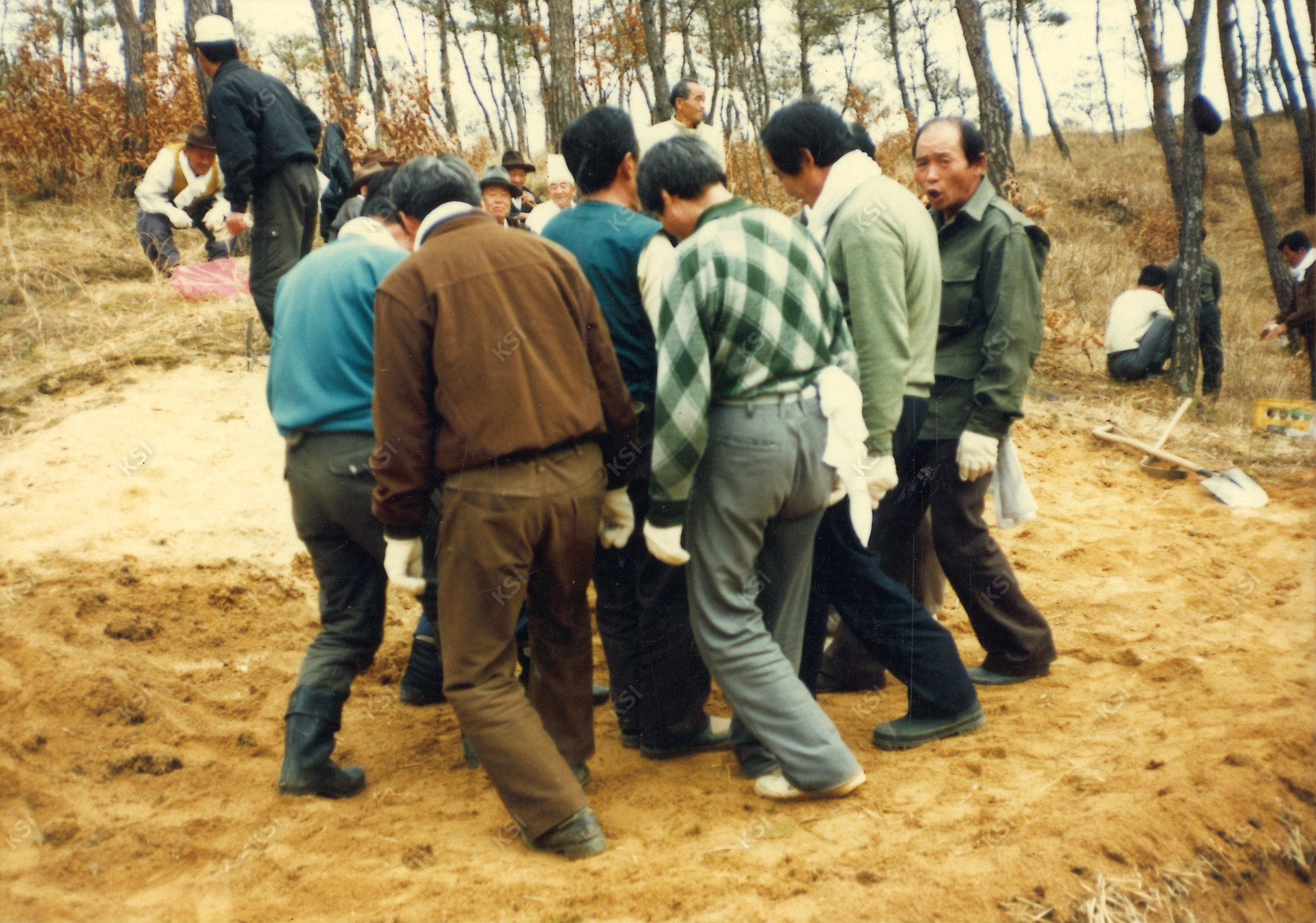 1990년 시아버지 장례 때 달구질 장면