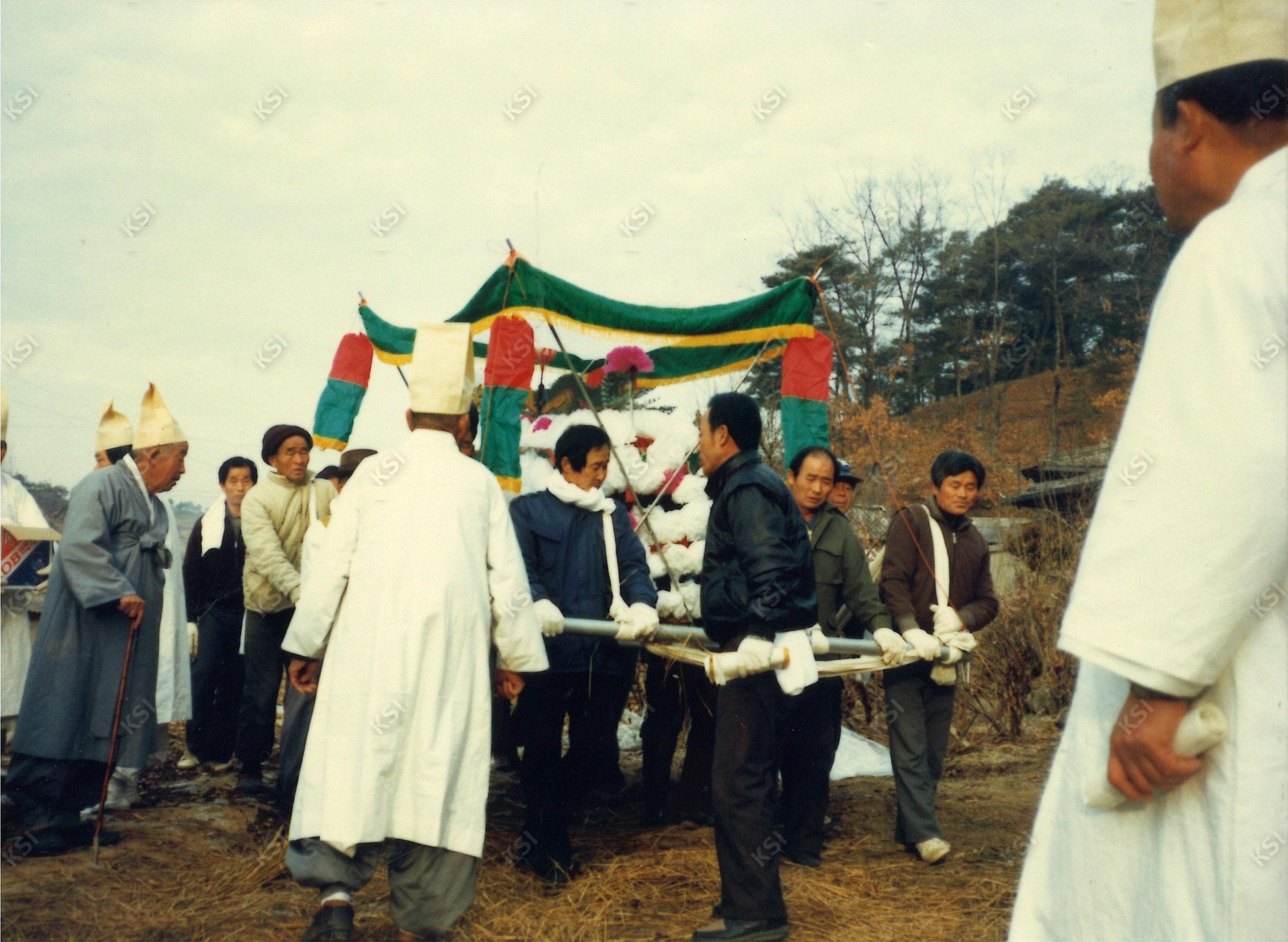 1990년 시아버지 장례 때 상여가 출발하는 모습