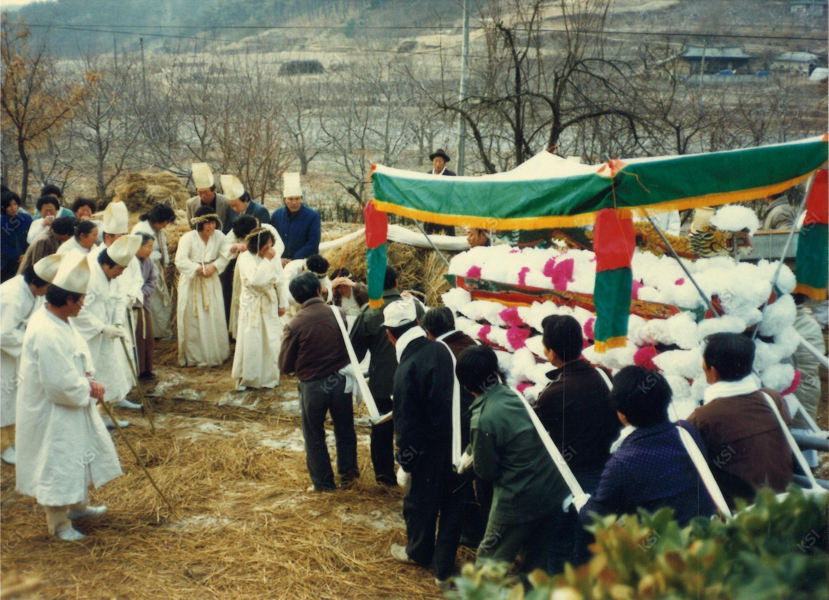 1990년 시아버지 장례 때 상주들이 상여 앞에서 곡하는 모습