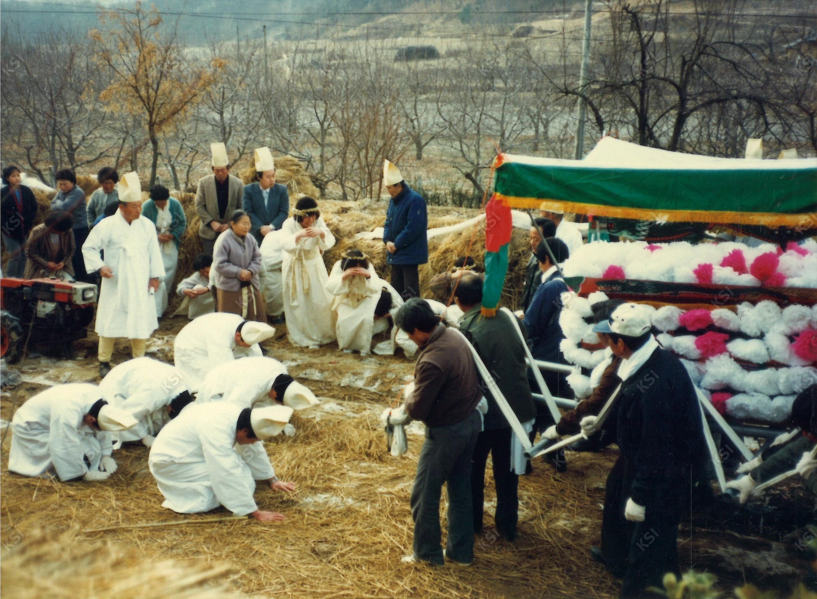 1990년 시아버지 장례 때 상주들이 상여 앞에서 절하는 모습