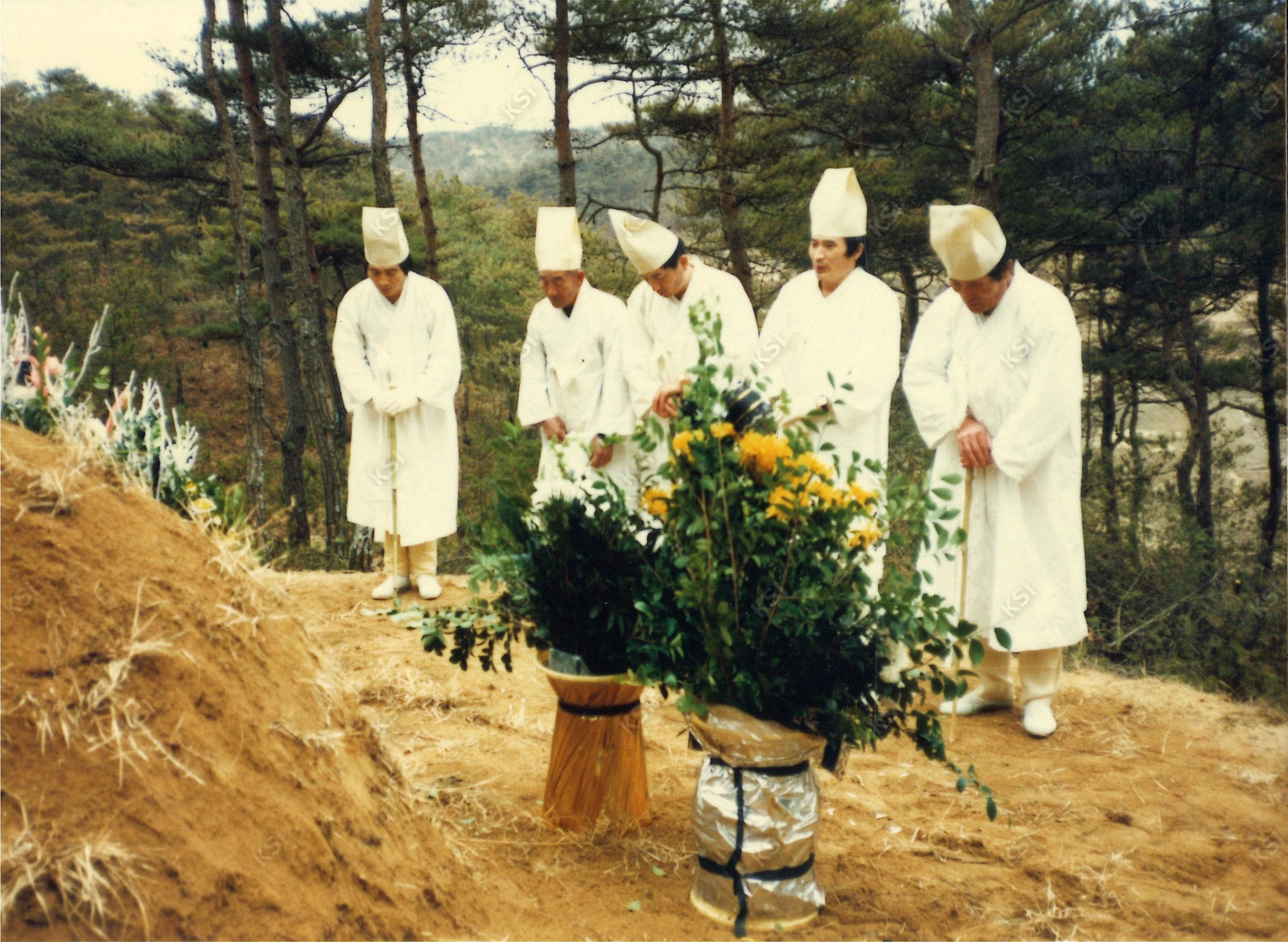 1990년 시아버지 장례 때 산소 앞에 선 상주들