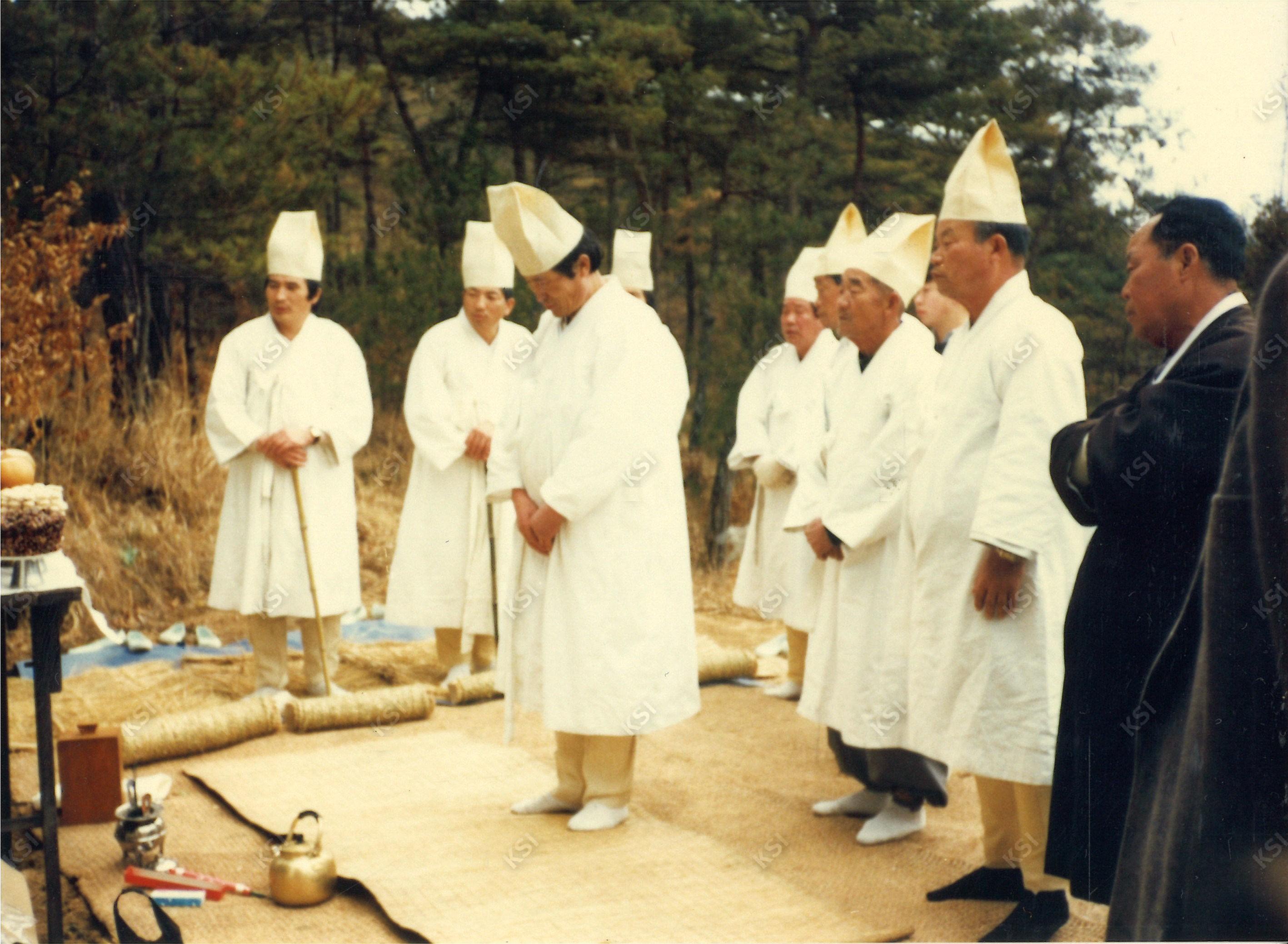1990년 시아버지 장례 때 장지에서 제사 드리는 상주들