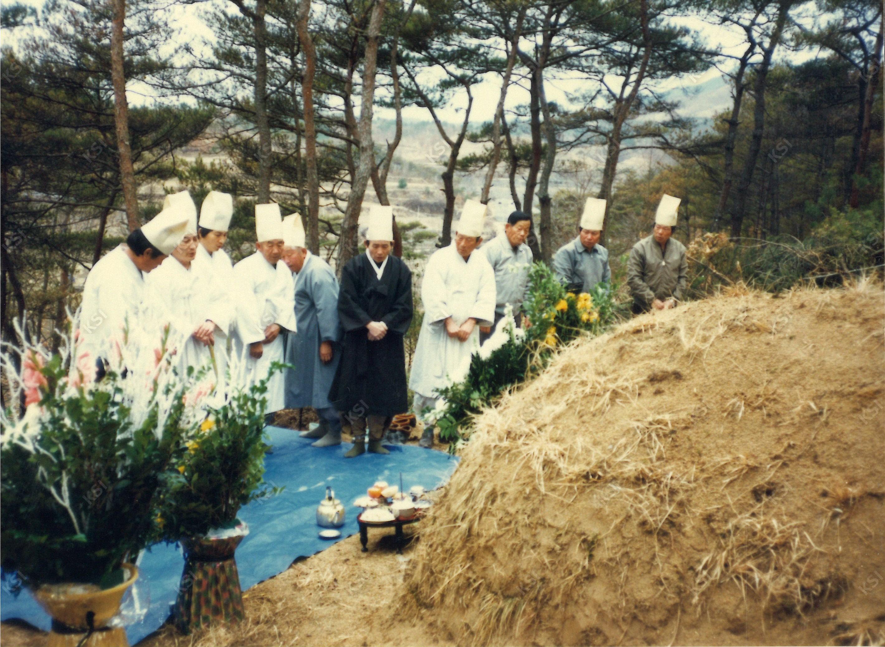 1990년 시아버지 장례 때 산소 앞에 선 상주들