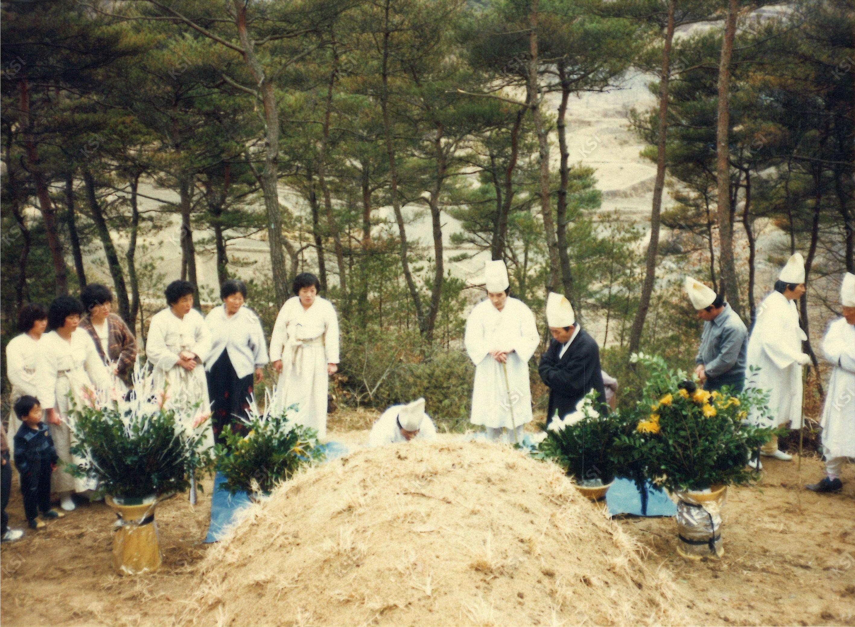 1990년 시아버지 장례 때 묘지 조성을 마무리하며