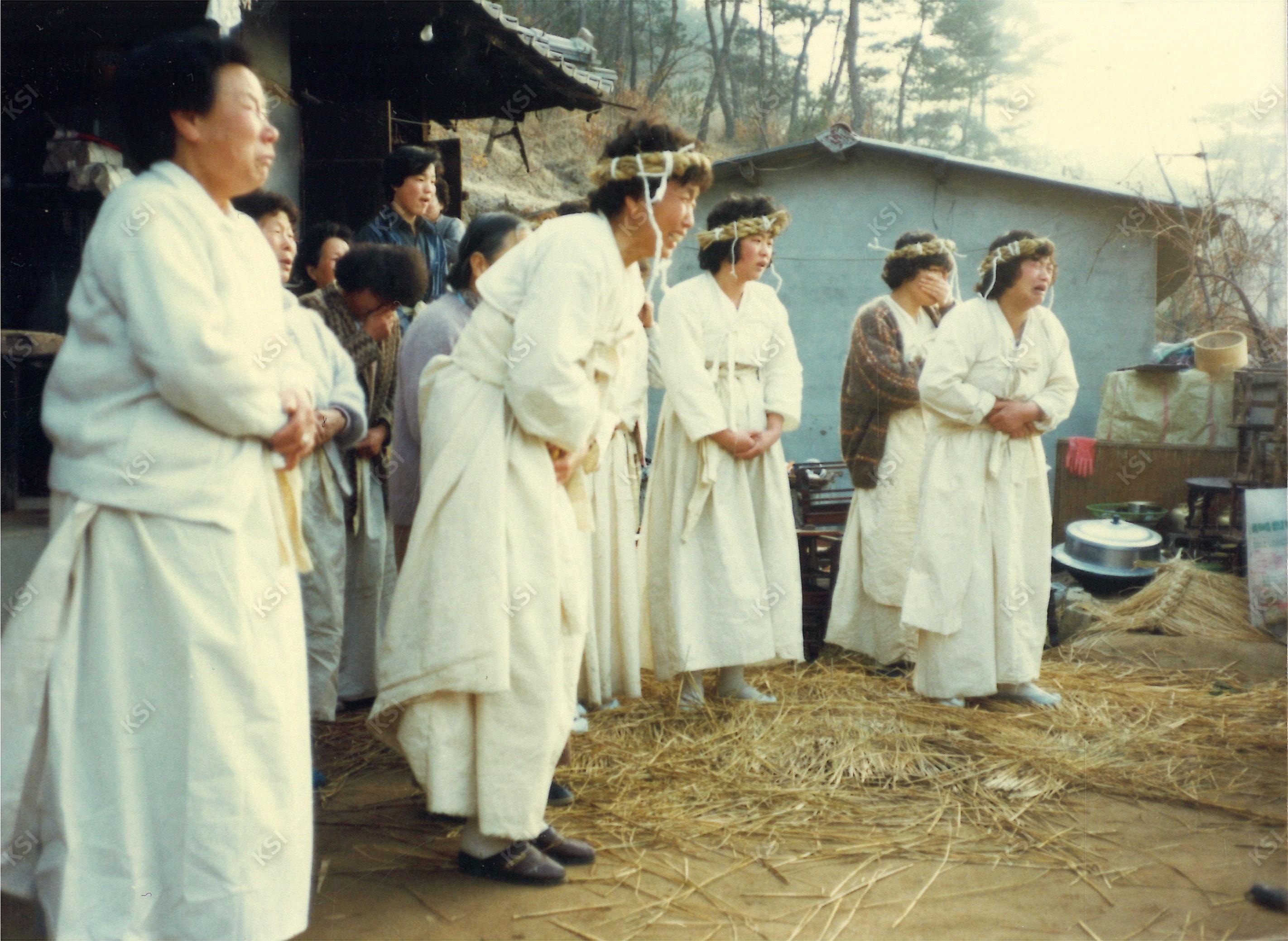 1990년 시아버지 장례 때 여성 상주들이 상여 앞에서 곡하는 모습